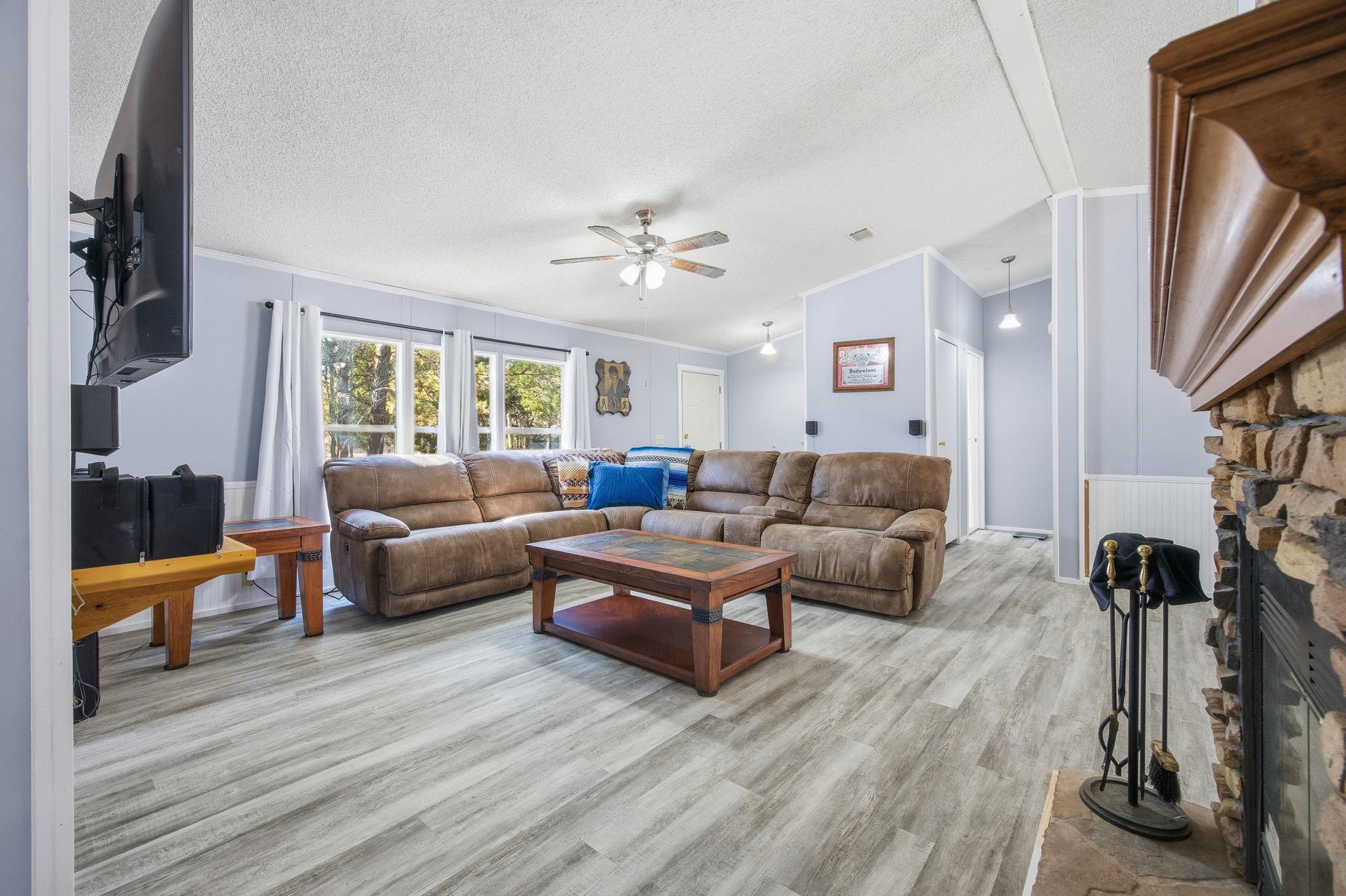 182 Wayside Ct, Elgin, TX 78621