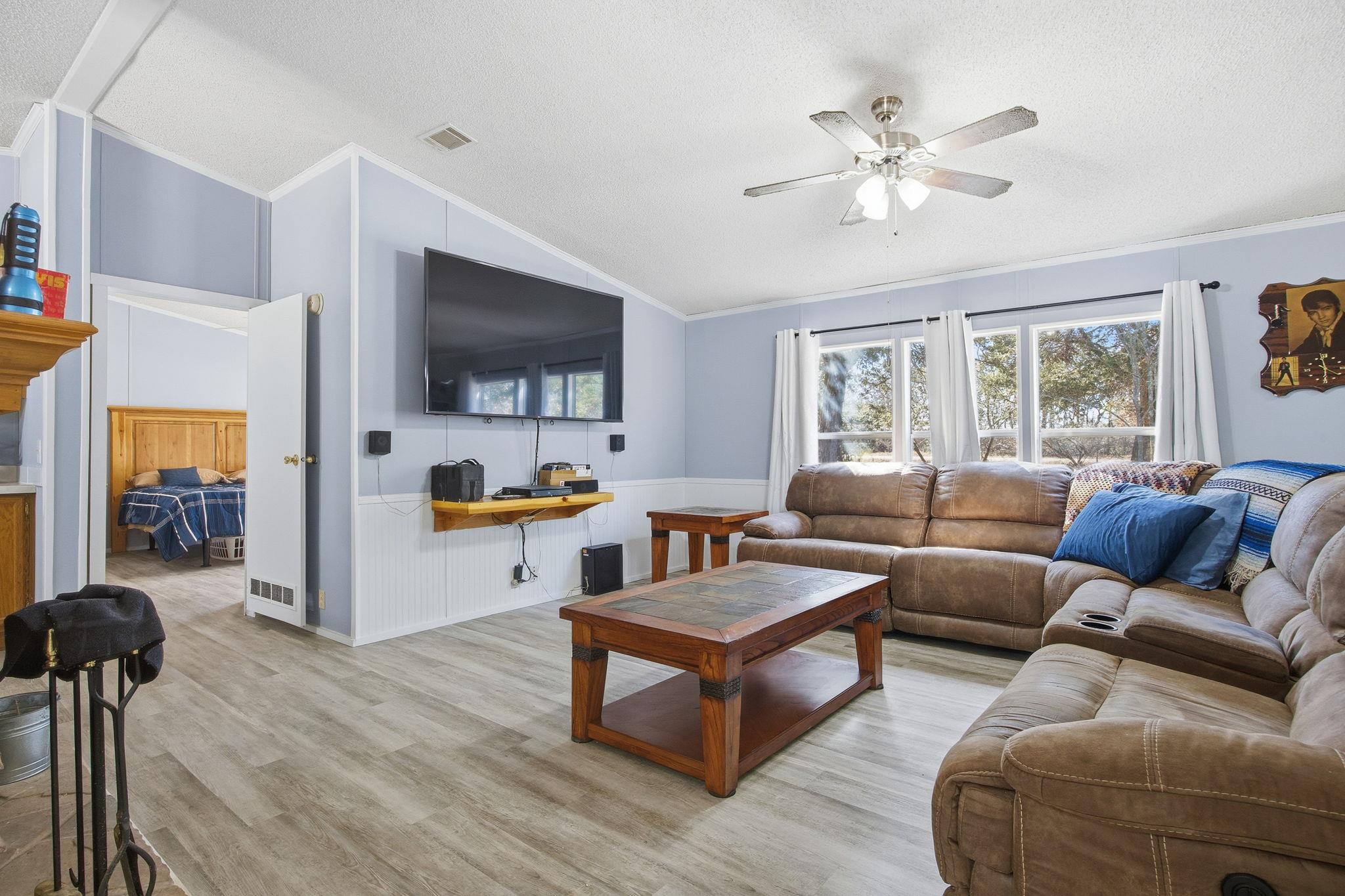 182 Wayside Ct, Elgin, TX 78621