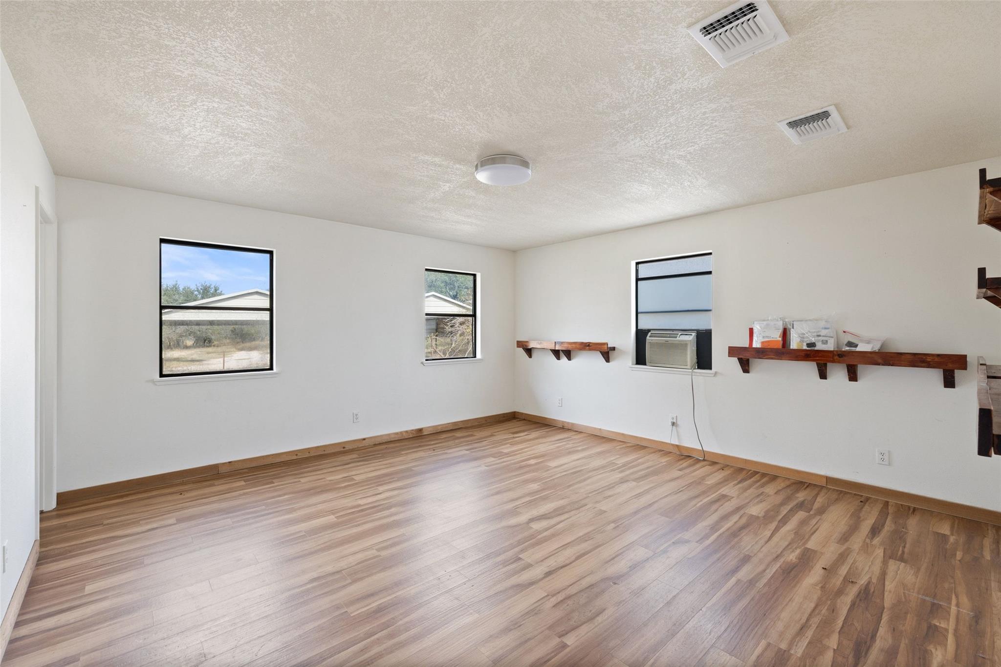 214 Edmonds Ave, Johnson City, TX 78636