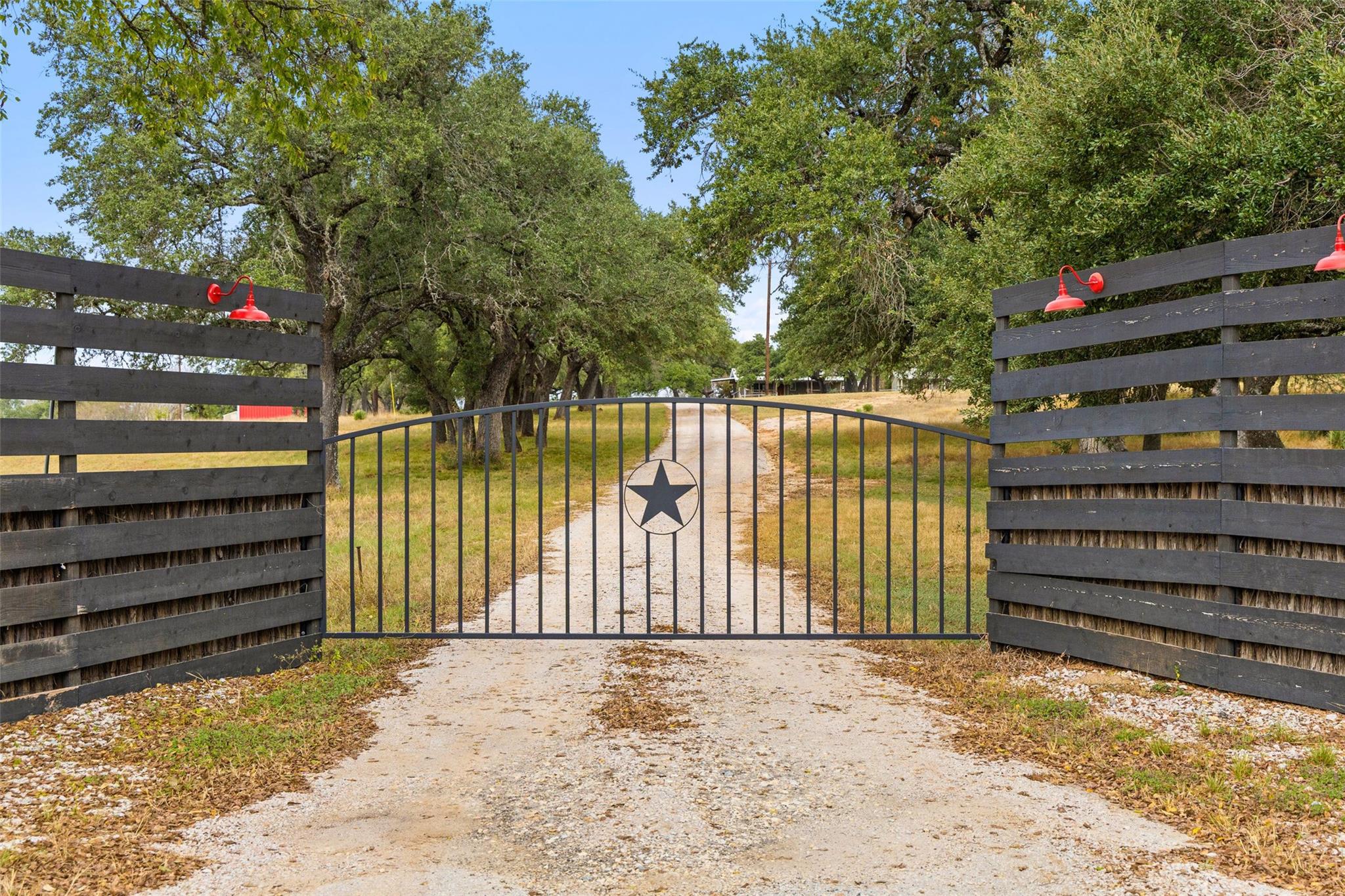 214 Edmonds Ave, Johnson City, TX 78636