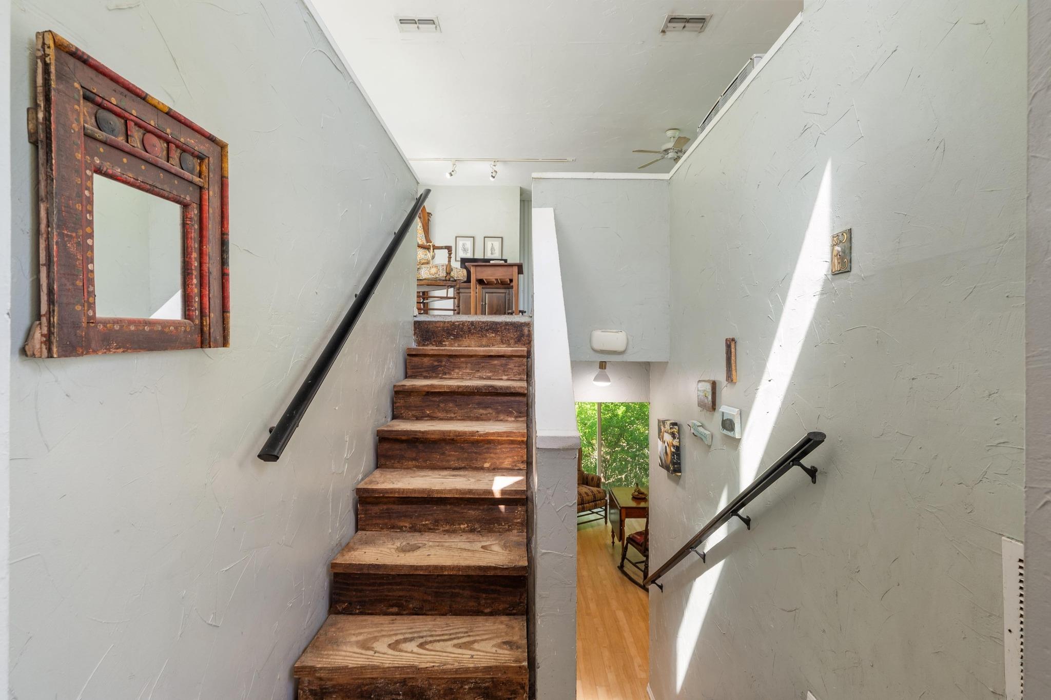 20 N Peak Rd, West Lake Hills, TX 78746