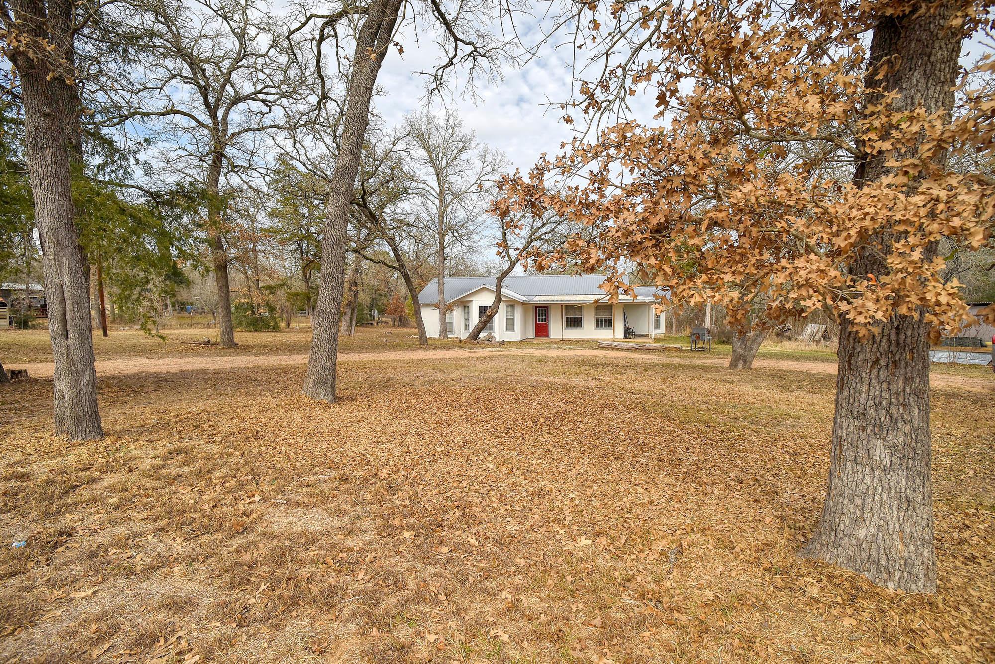 148 Pine Valley Dr, Paige, TX 78659