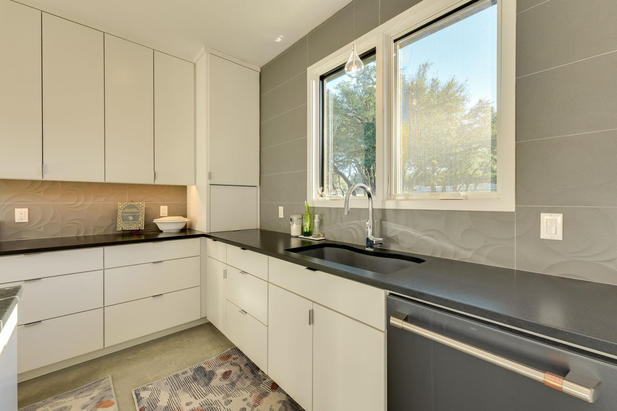 4200 Deer Trl, Spicewood, TX 78669