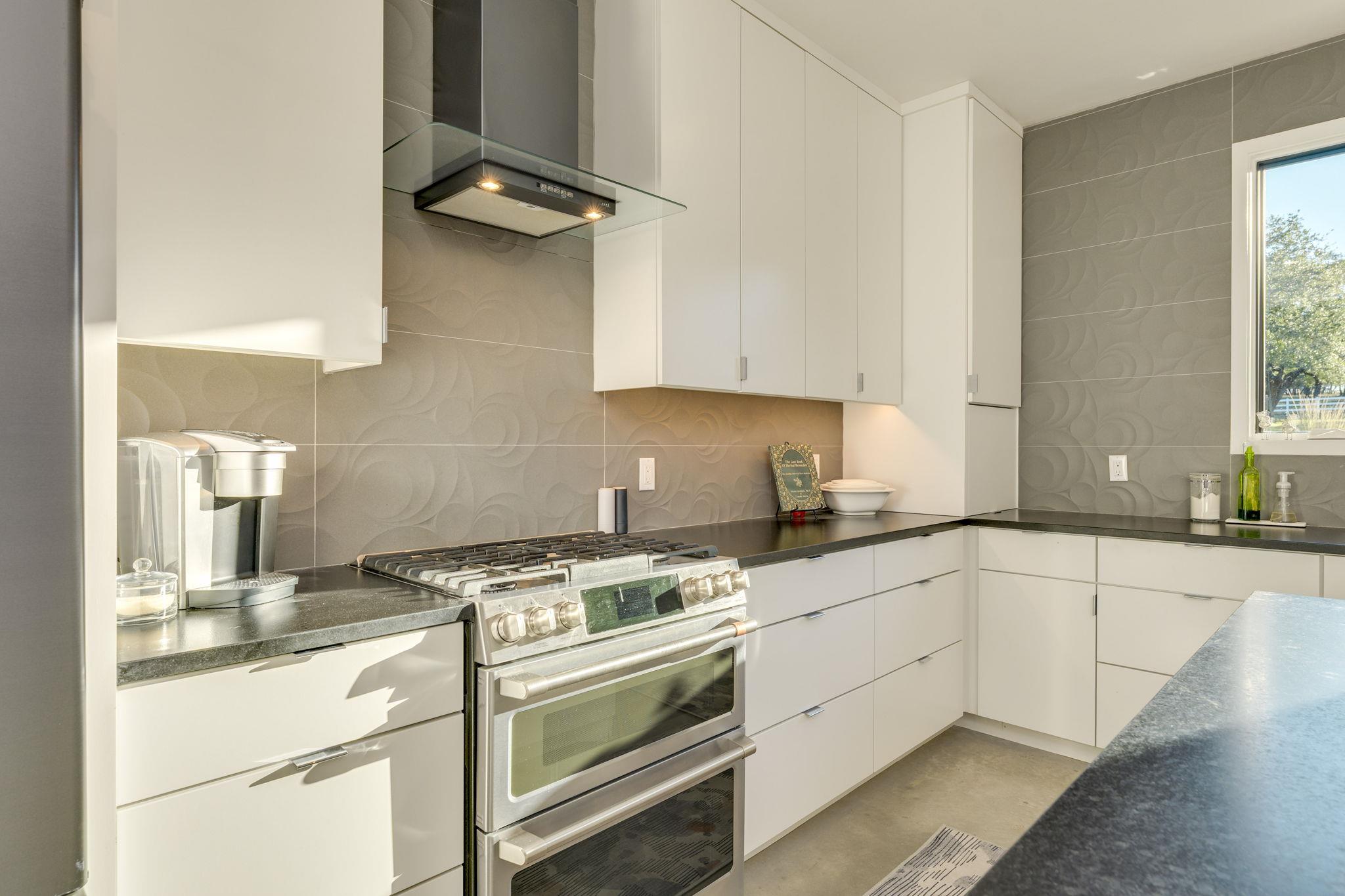 4200 Deer Trl, Spicewood, TX 78669