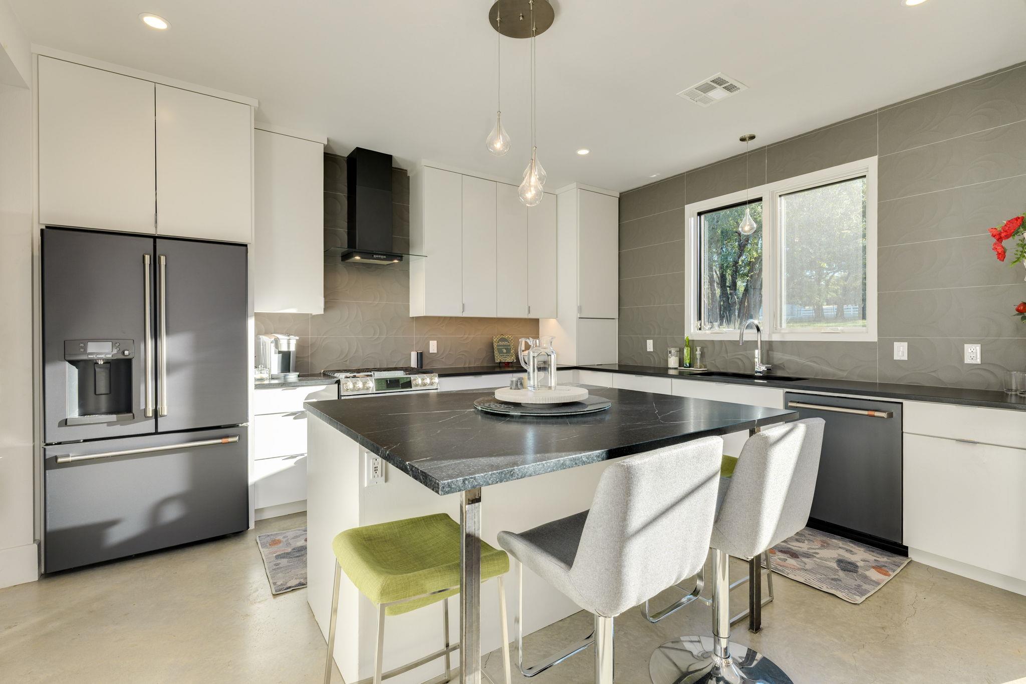 4200 Deer Trl, Spicewood, TX 78669