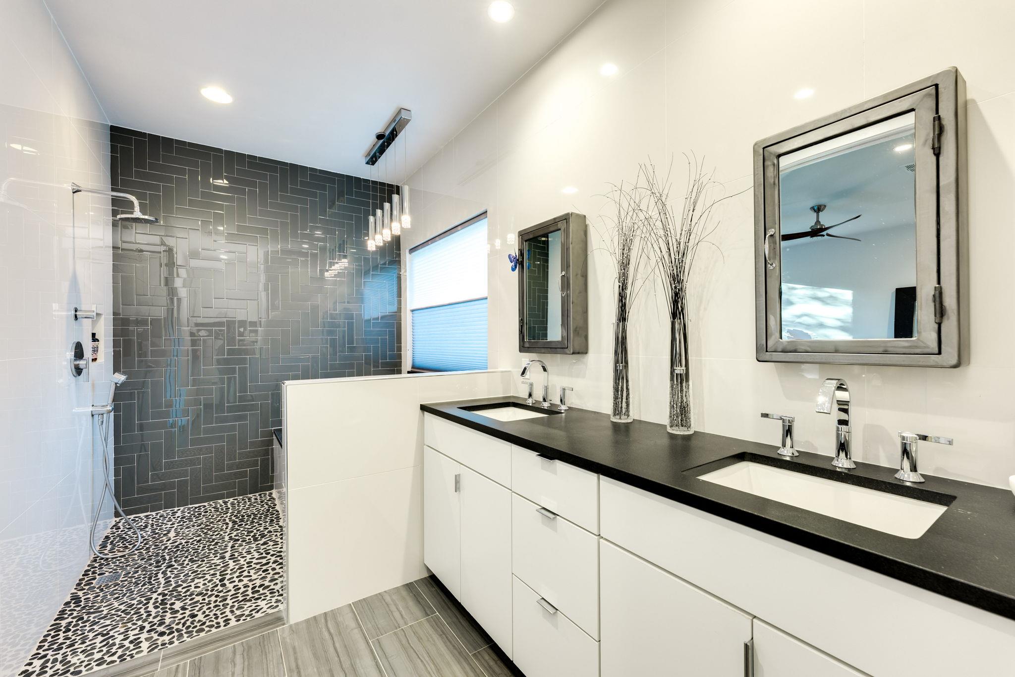 4200 Deer Trl, Spicewood, TX 78669