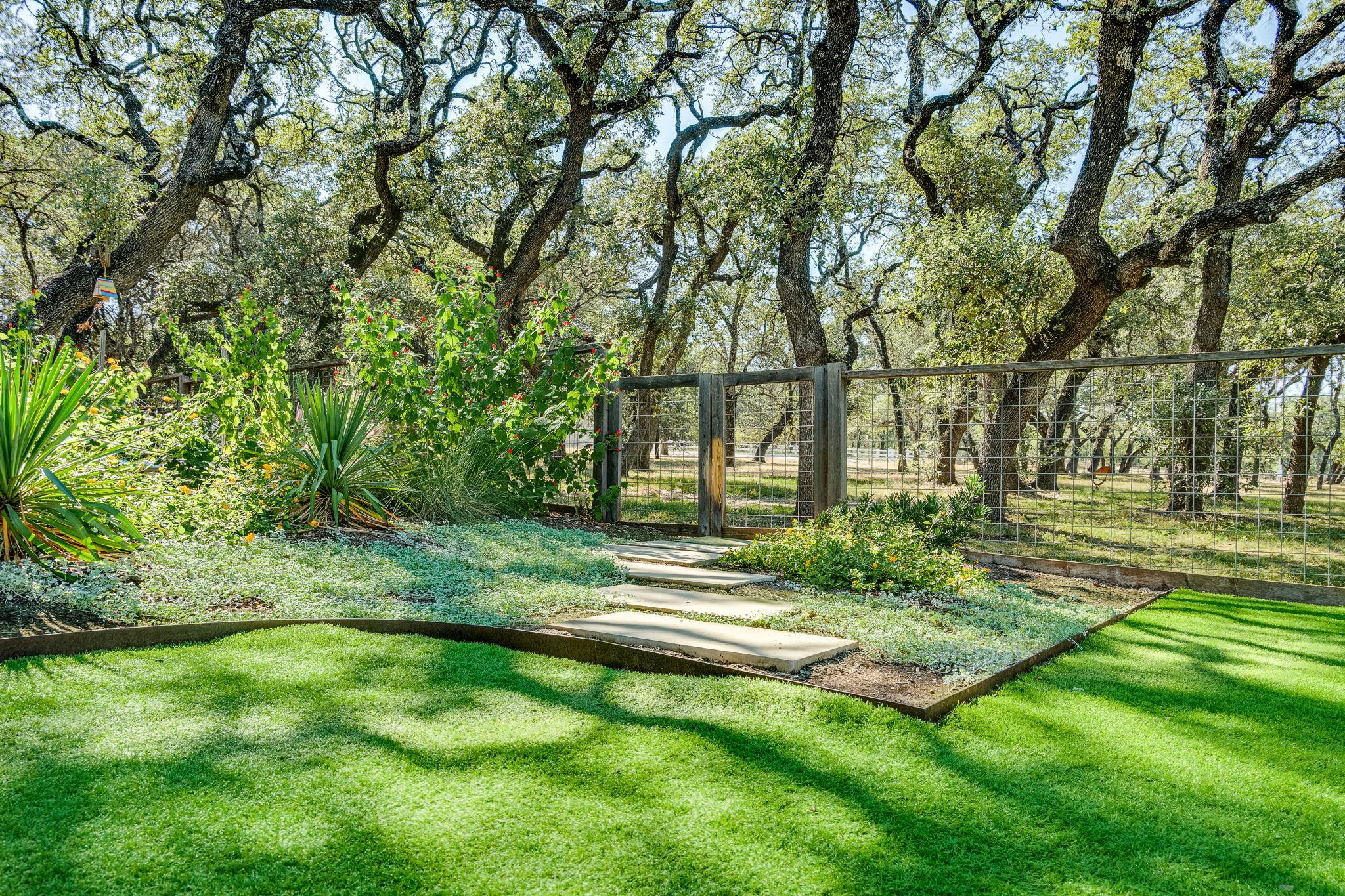 4200 Deer Trl, Spicewood, TX 78669