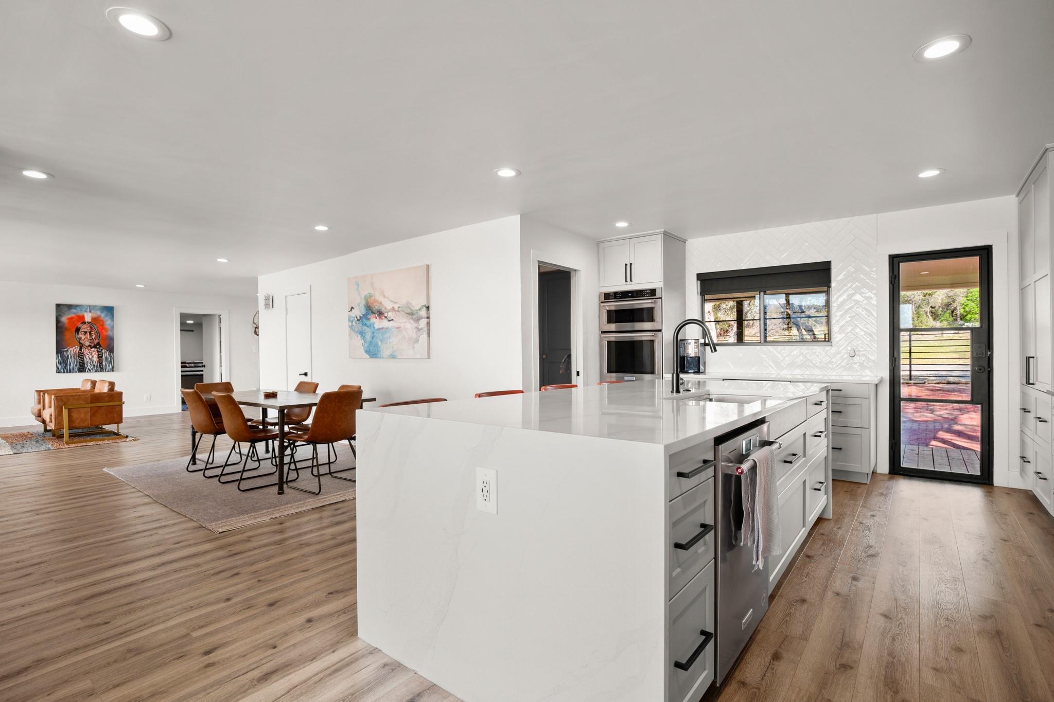 1405 Cat Hollow Club Dr, Spicewood, TX 78669