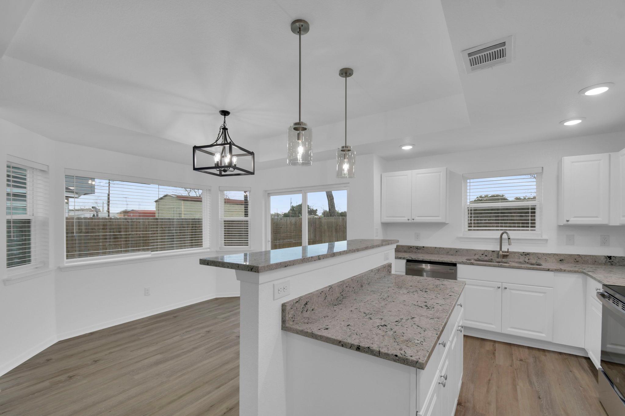 1004 E Fannin St, Luling, TX 78648