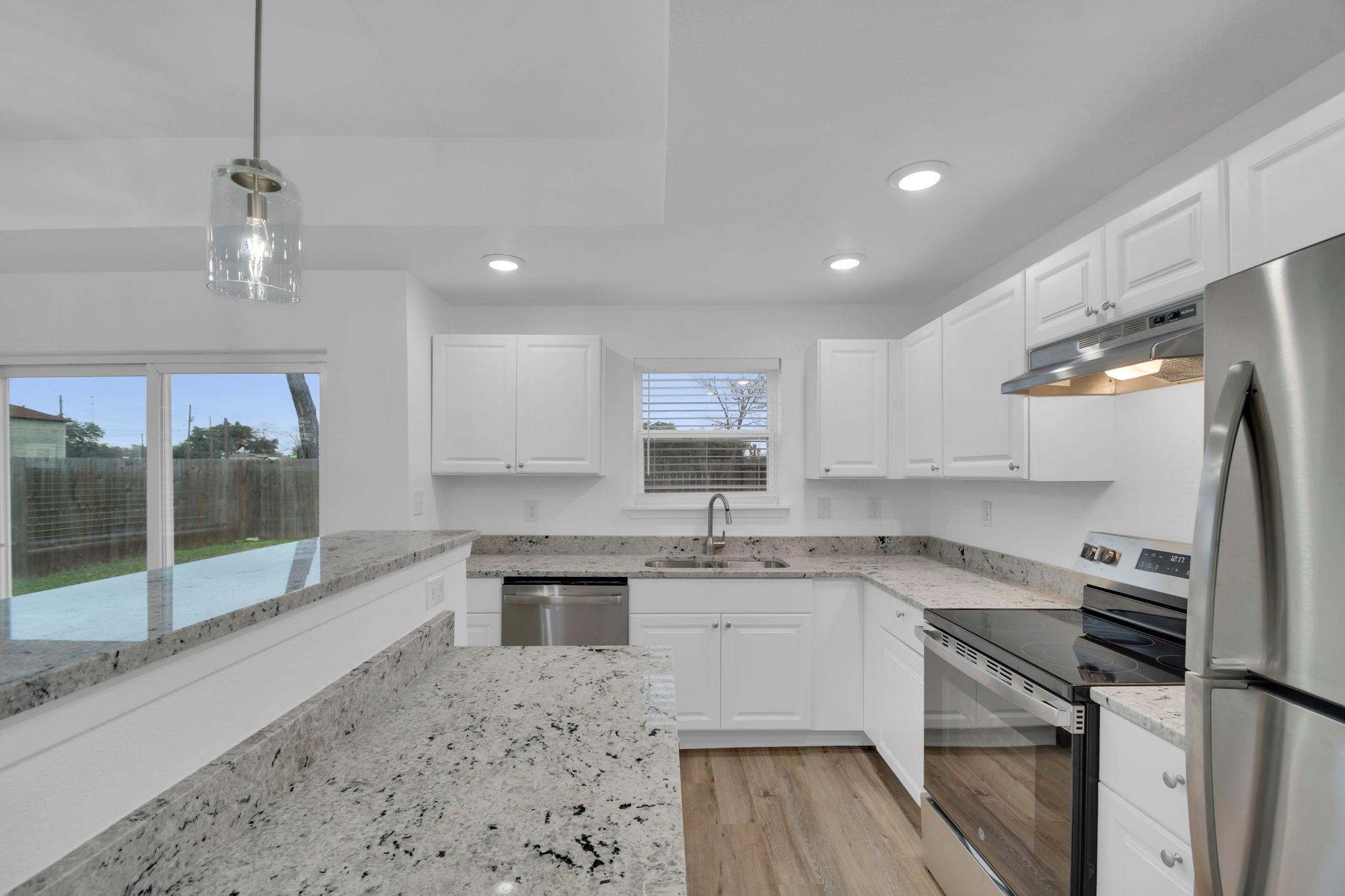 1008 E Fannin St, Luling, TX 78648