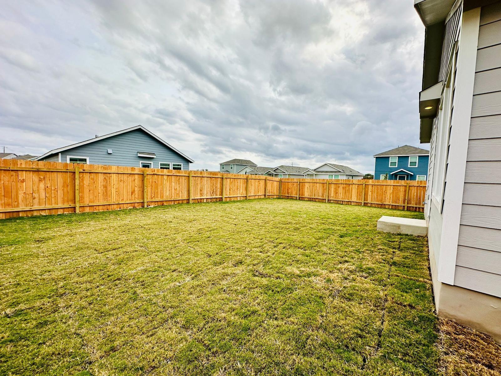 100 Louisa Ln, Jarrell, TX 76537