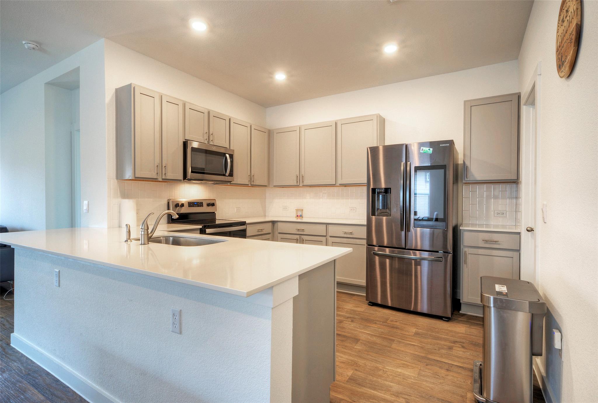 305 ELM CREEK Dr, Hutto, TX 78634