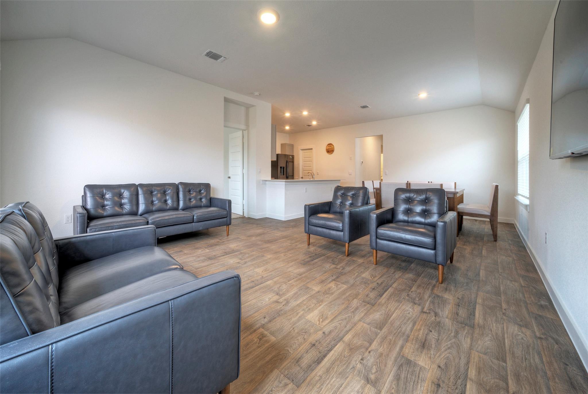 305 ELM CREEK Dr, Hutto, TX 78634