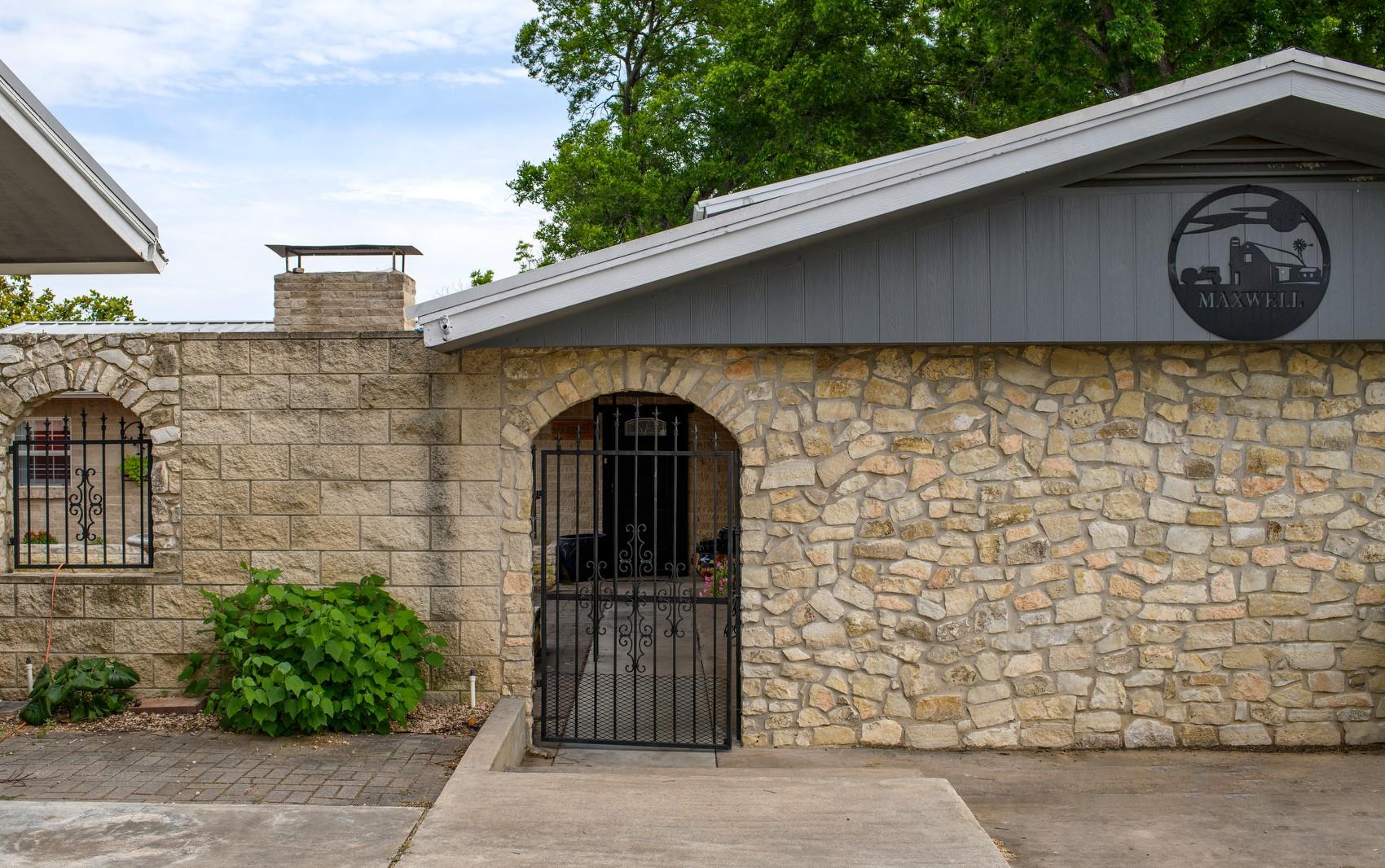 1912 Bluebonnet Ln, Kingsland, TX 78639