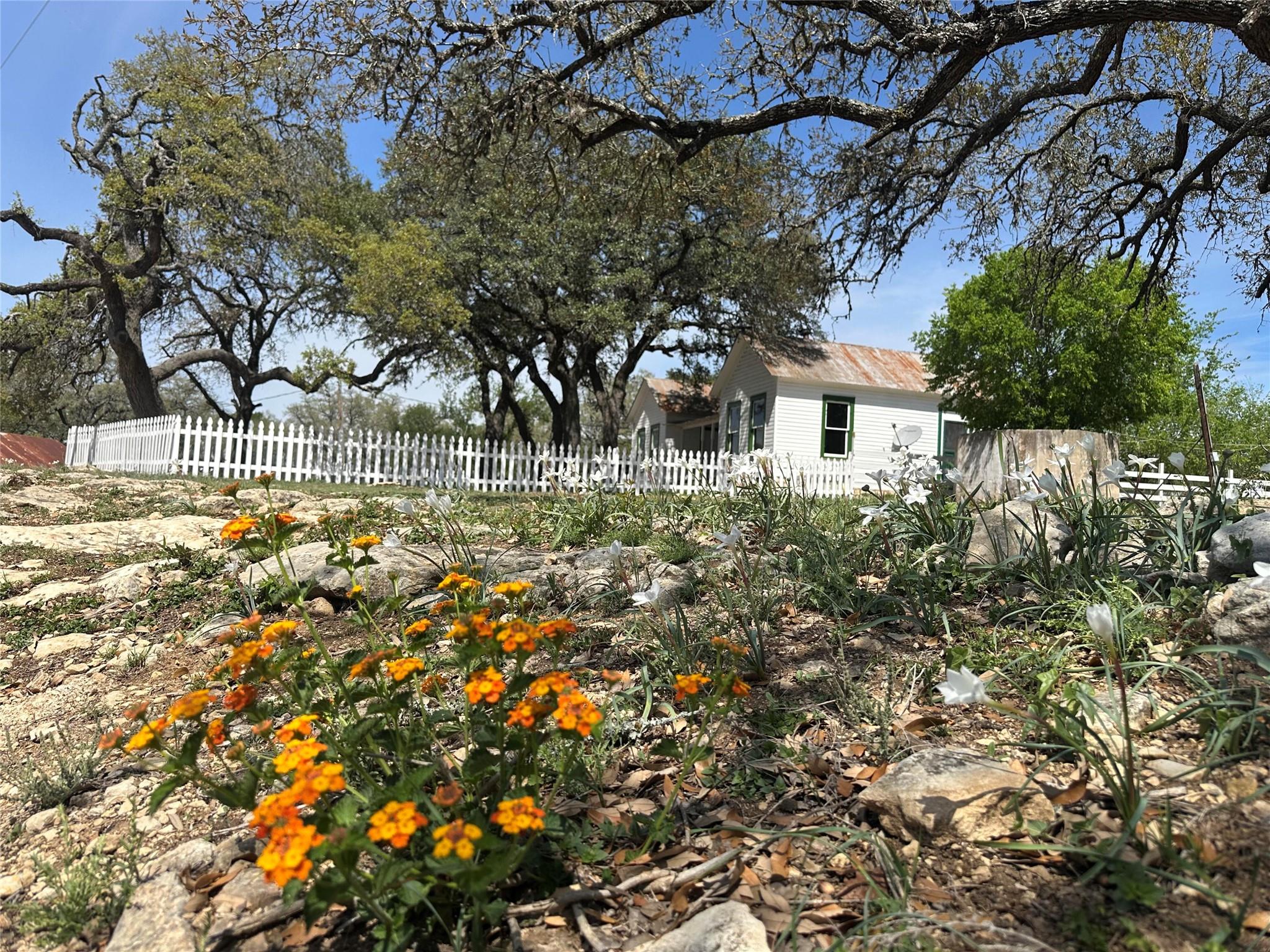 543 Narrows Rd, Blanco, TX 78606