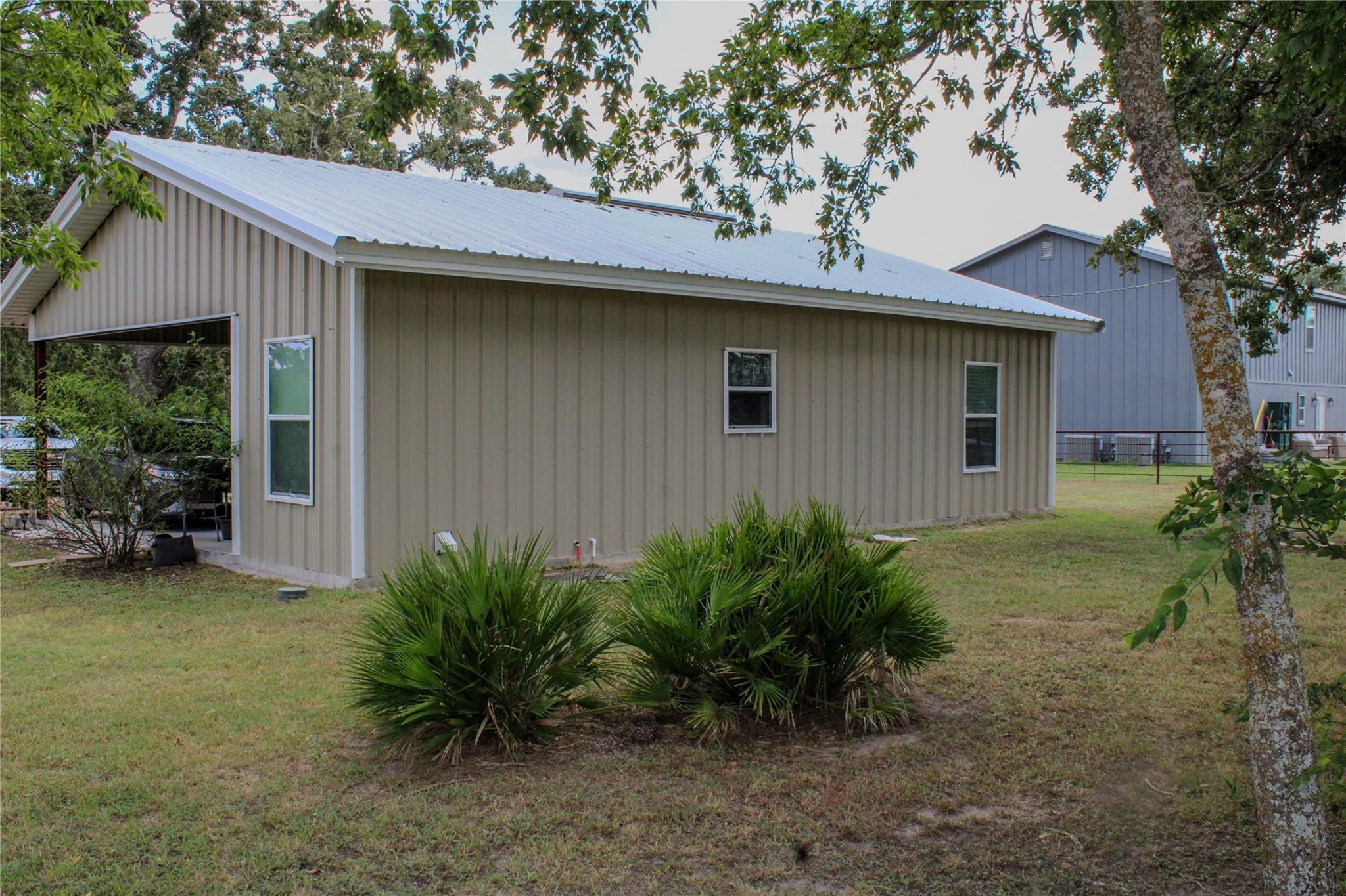 130 Sugar Hill Rd, Carmine, TX 78932