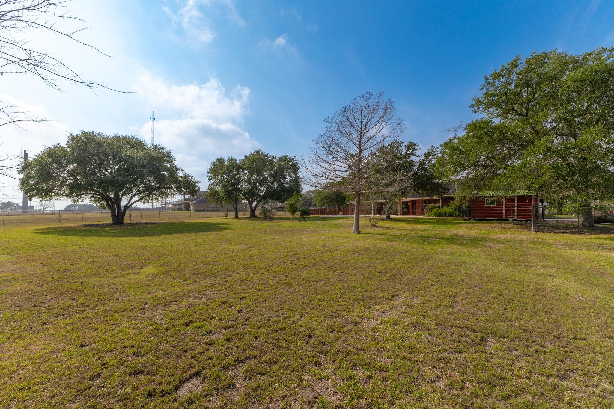 803 S Converse St, Flatonia, TX 78941