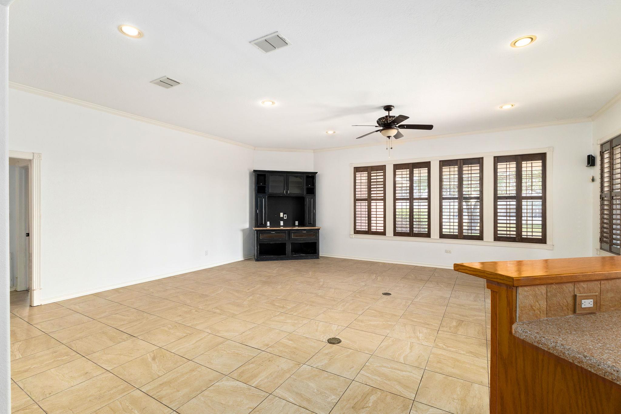 803 S Converse St, Flatonia, TX 78941