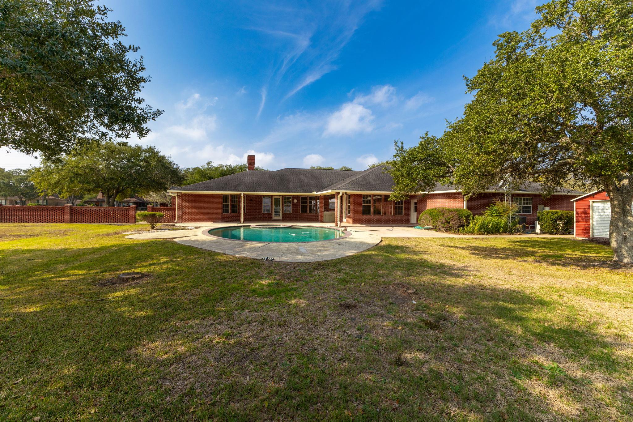 803 S Converse St, Flatonia, TX 78941