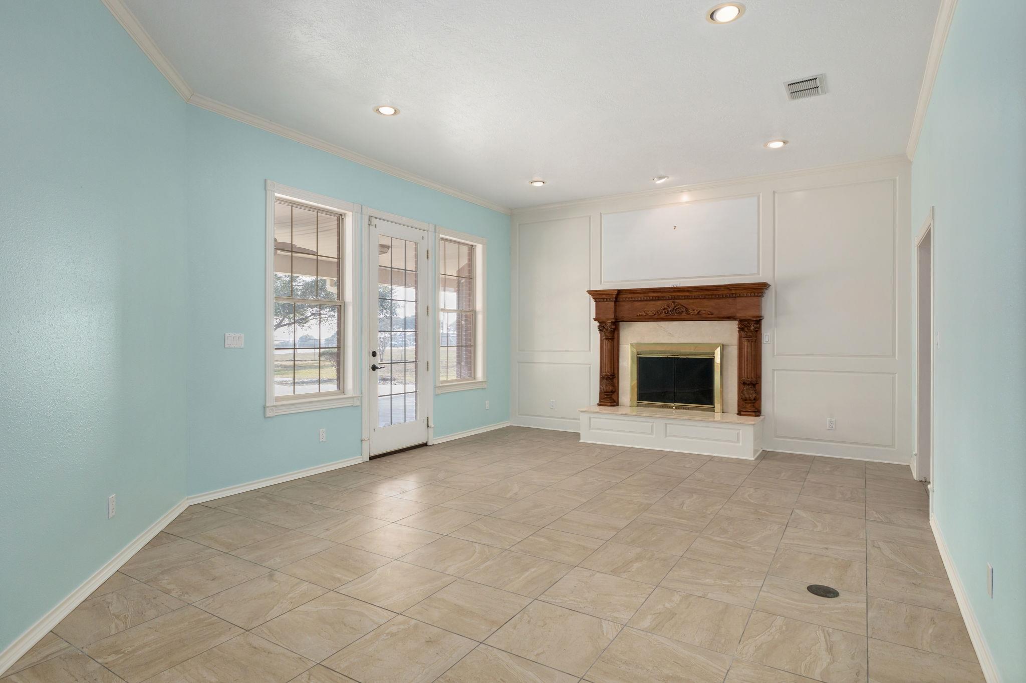 803 S Converse St, Flatonia, TX 78941