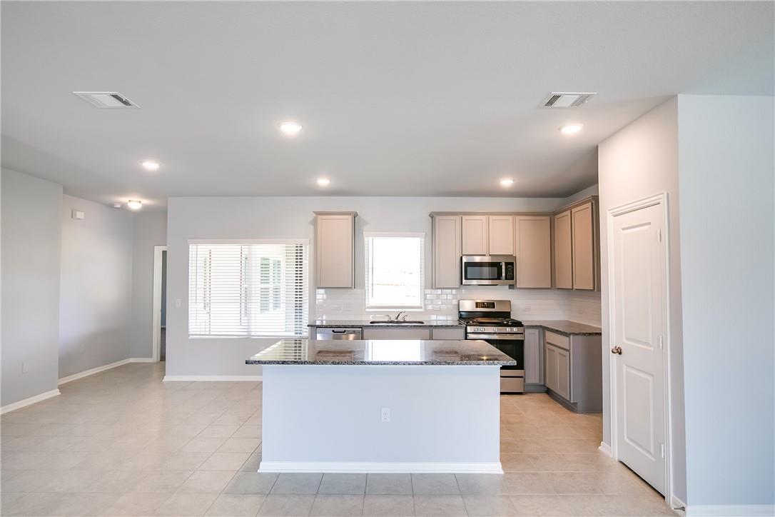 509 Pulitzer Dr, Hutto, TX 78634