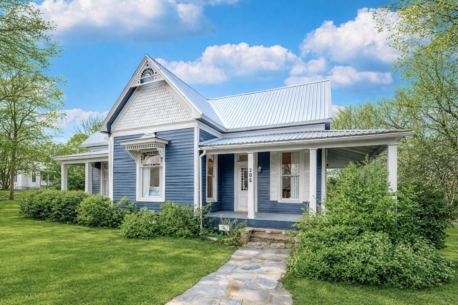 306 5th Ave, Smithville, TX 78957