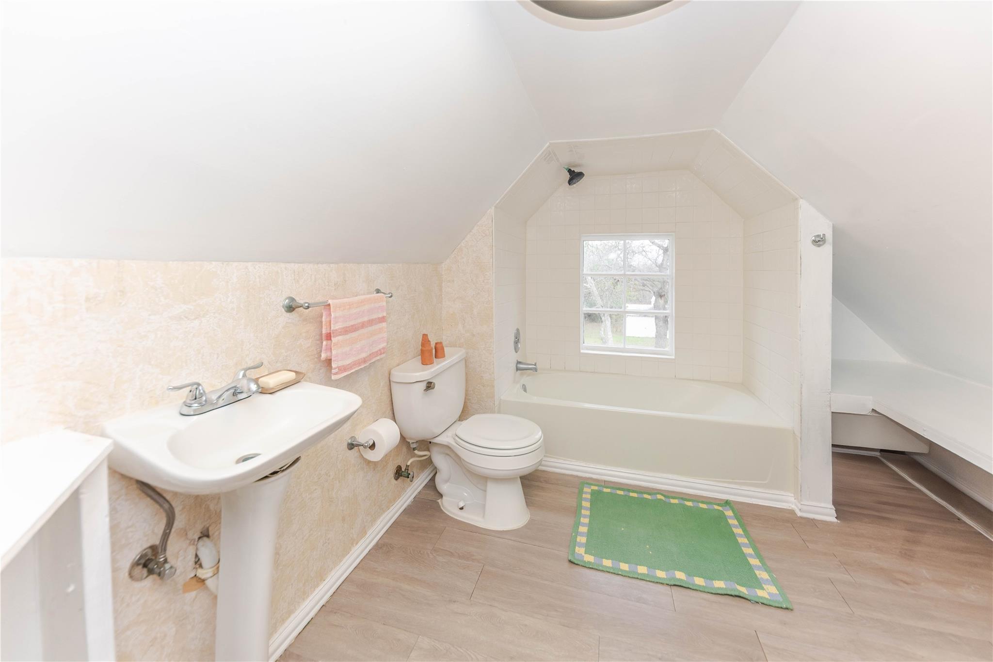 306 5th Ave, Smithville, TX 78957