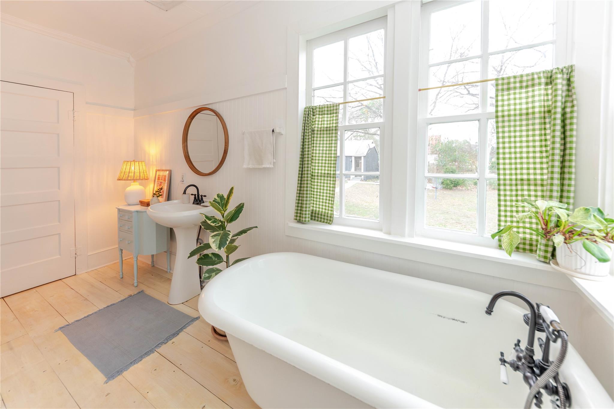 306 5th Ave, Smithville, TX 78957