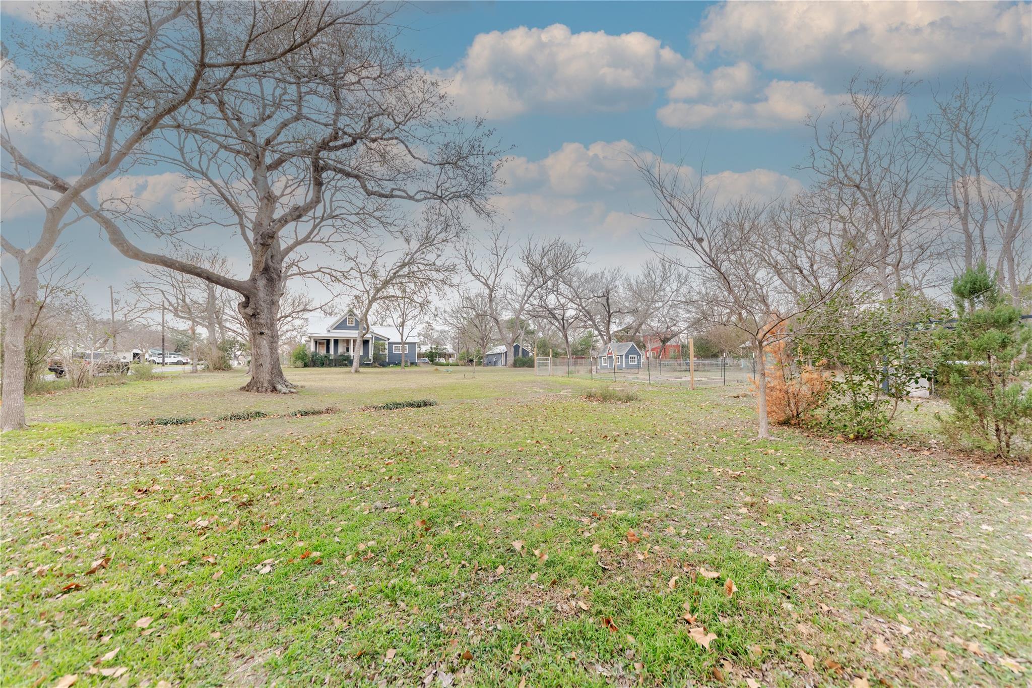 306 5th Ave, Smithville, TX 78957