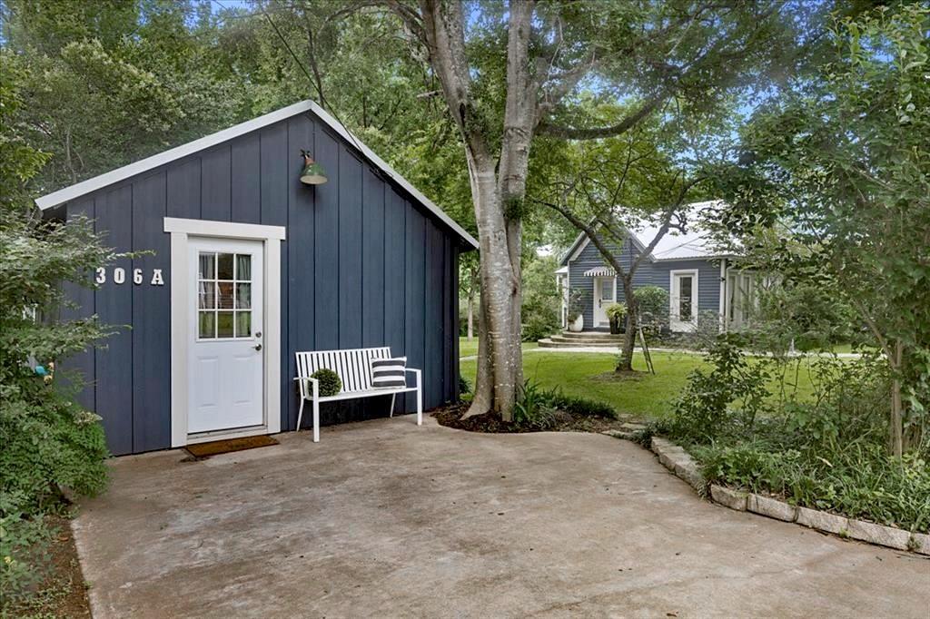 306 5th Ave, Smithville, TX 78957