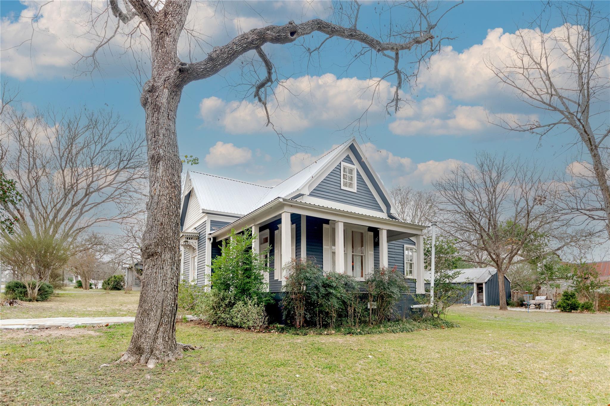 306 5th Ave, Smithville, TX 78957