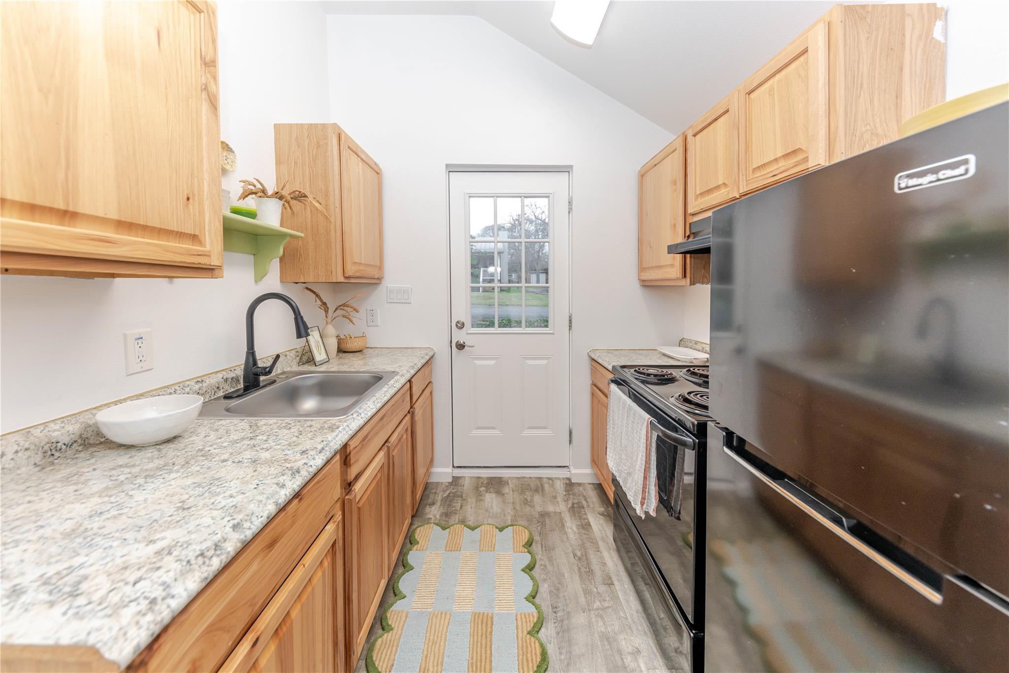 306 5th Ave, Smithville, TX 78957