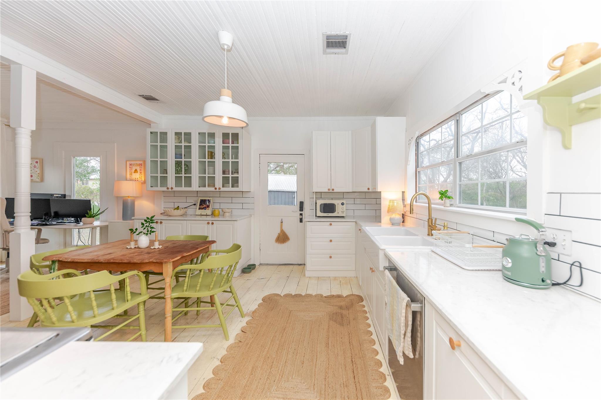 306 5th Ave, Smithville, TX 78957