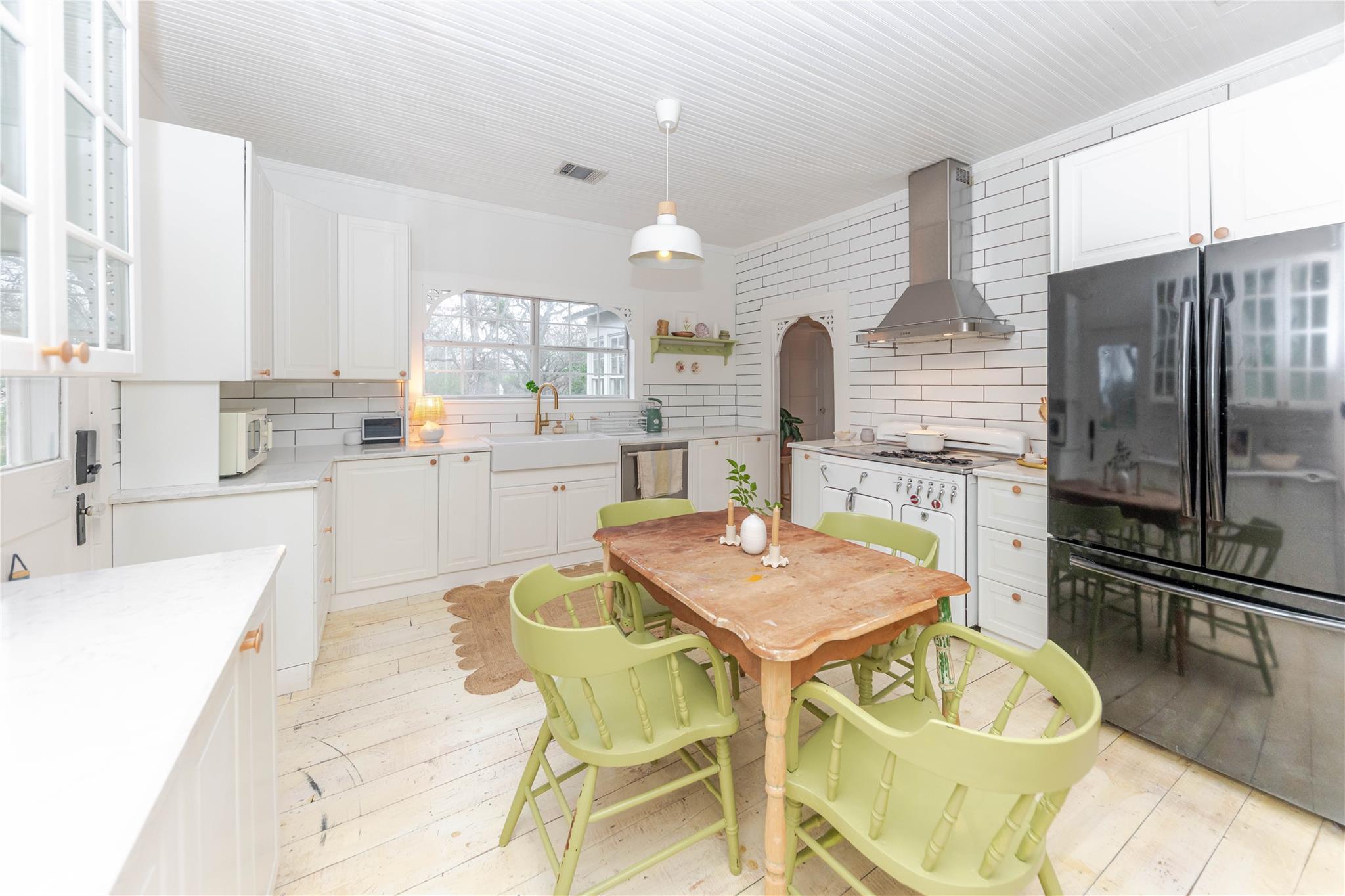 306 5th Ave, Smithville, TX 78957