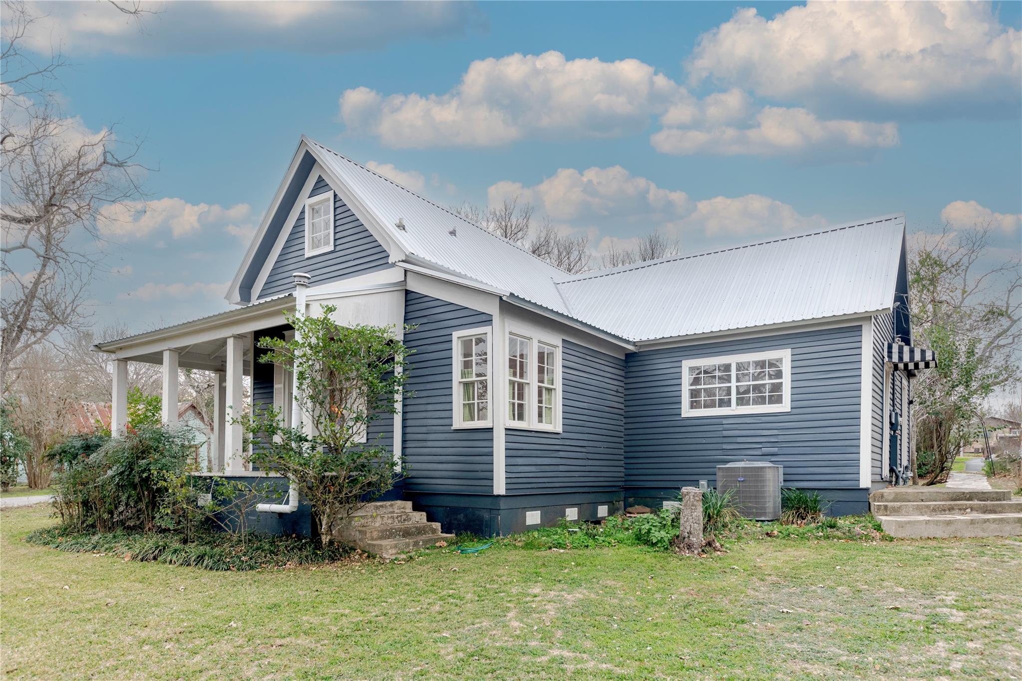 306 5th Ave, Smithville, TX 78957