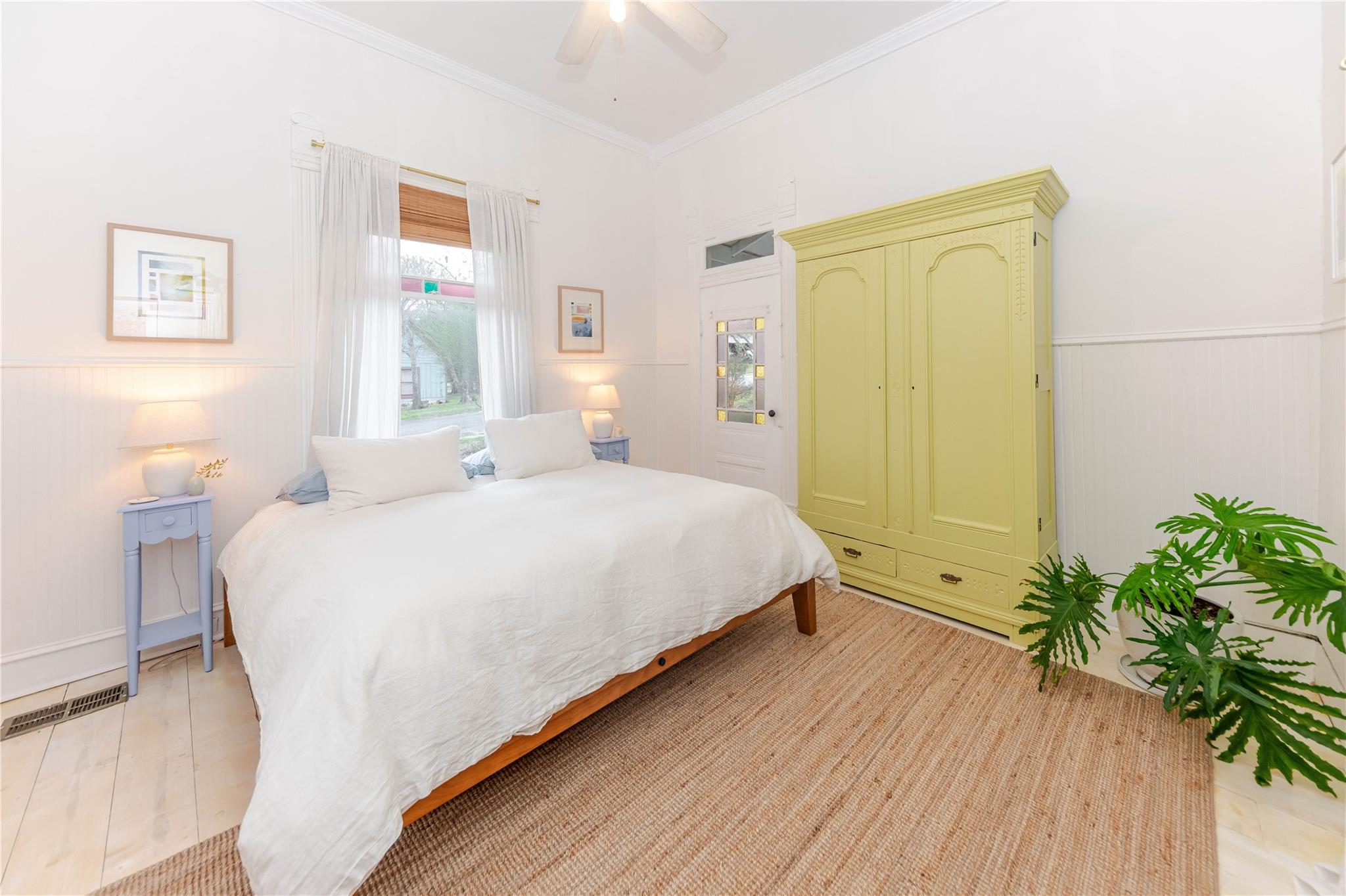 306 5th Ave, Smithville, TX 78957