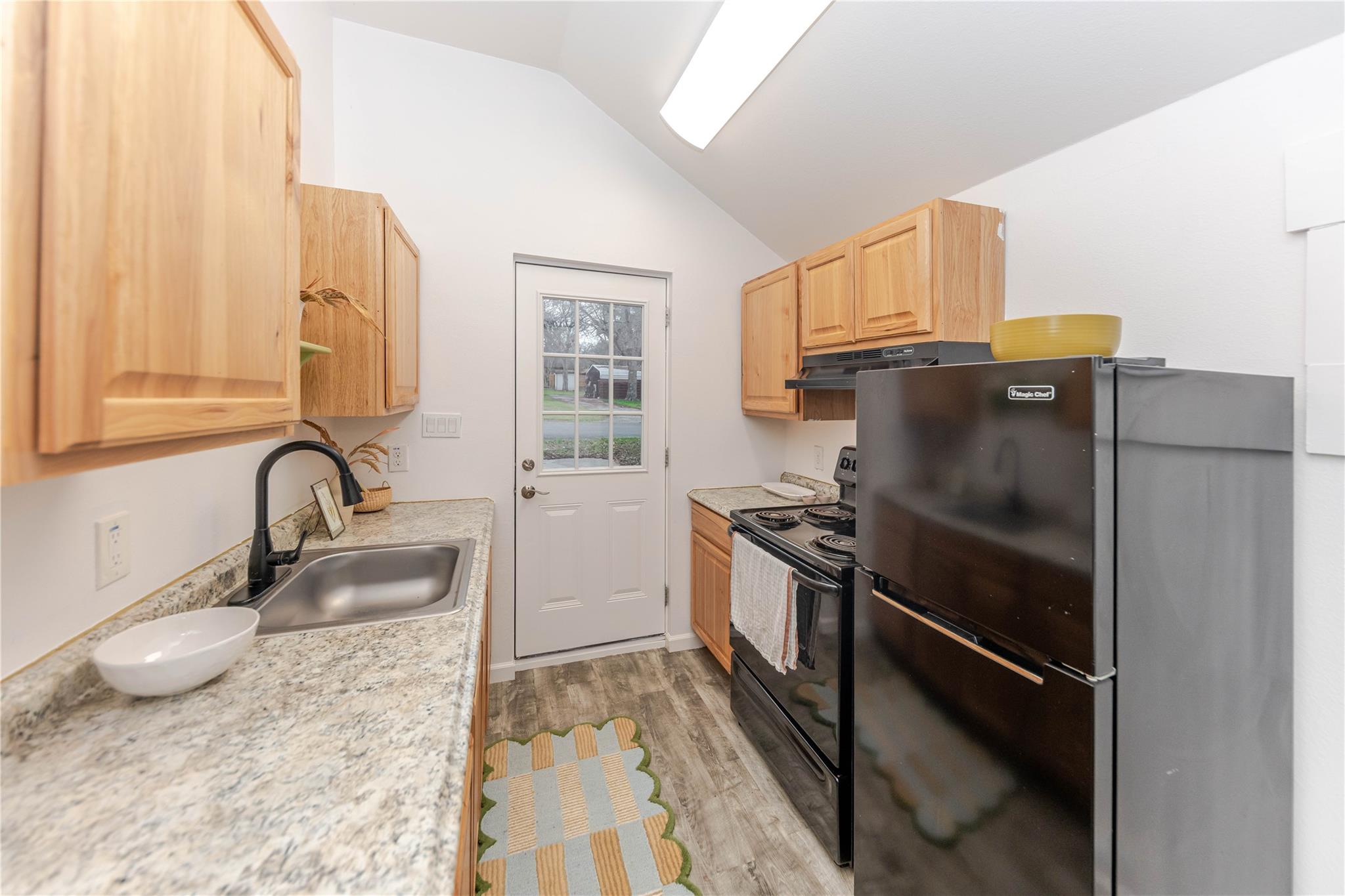 306 5th Ave, Smithville, TX 78957