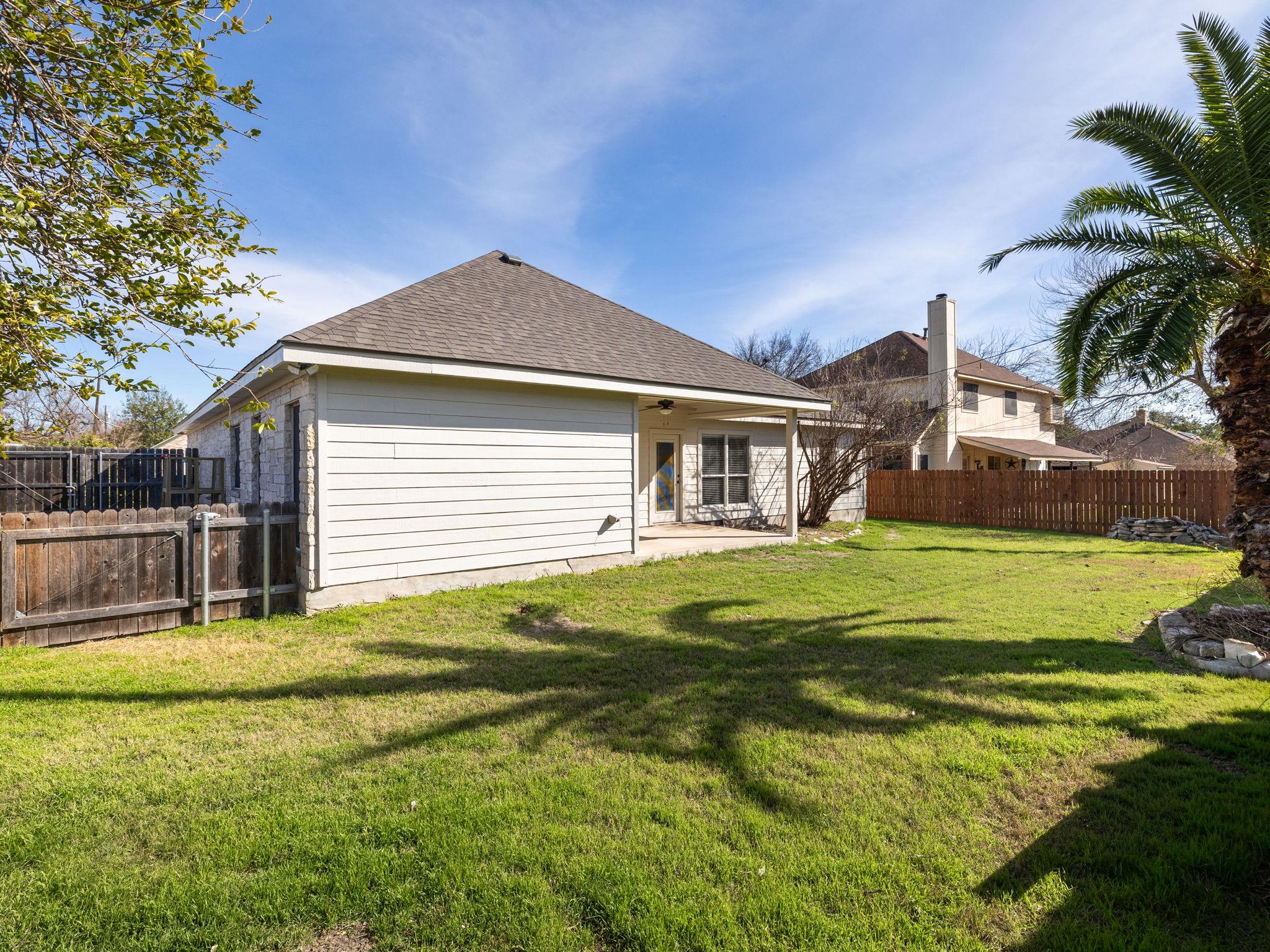 2209 Lark Ln, Taylor, TX 76574