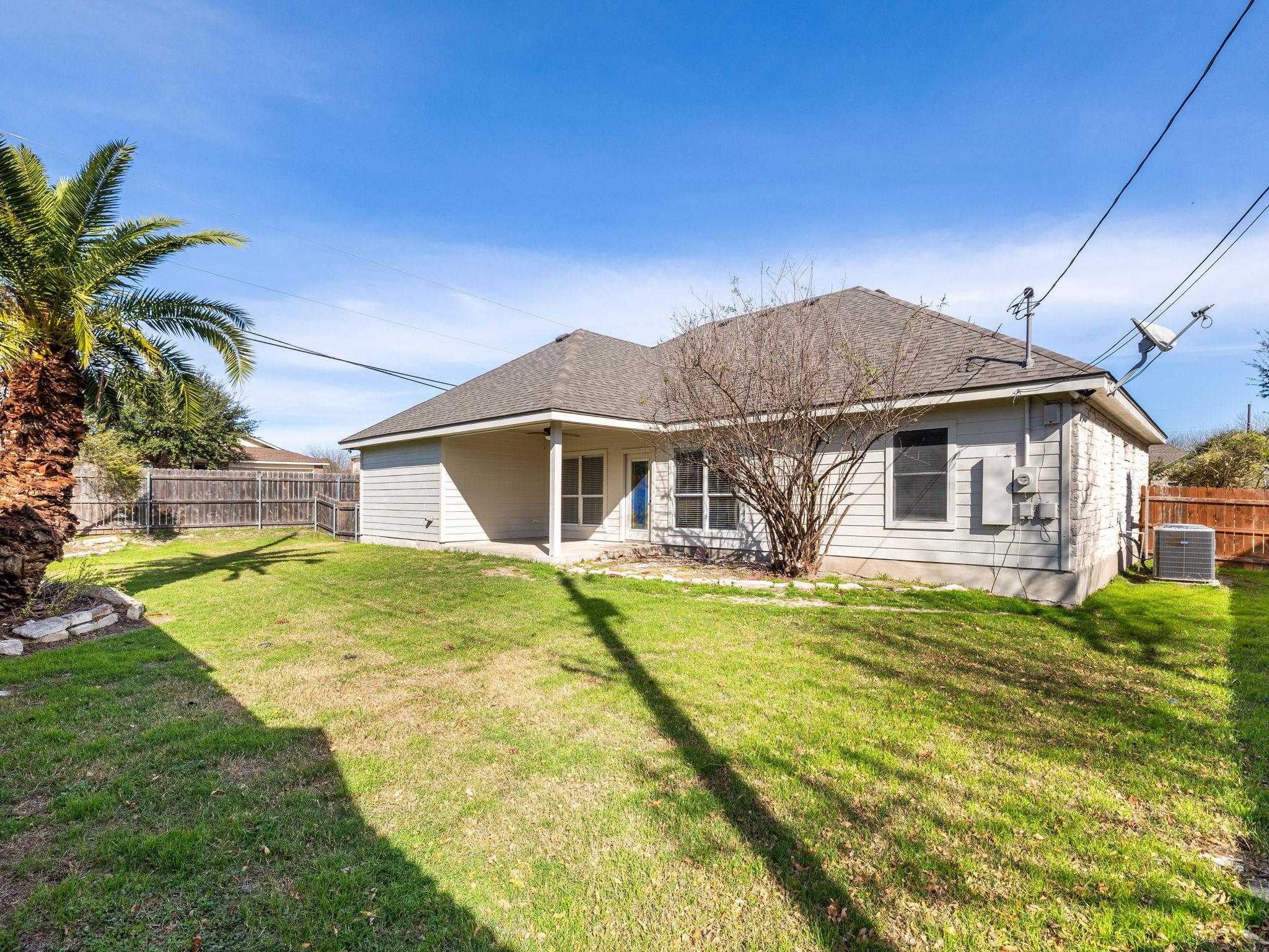 2209 Lark Ln, Taylor, TX 76574