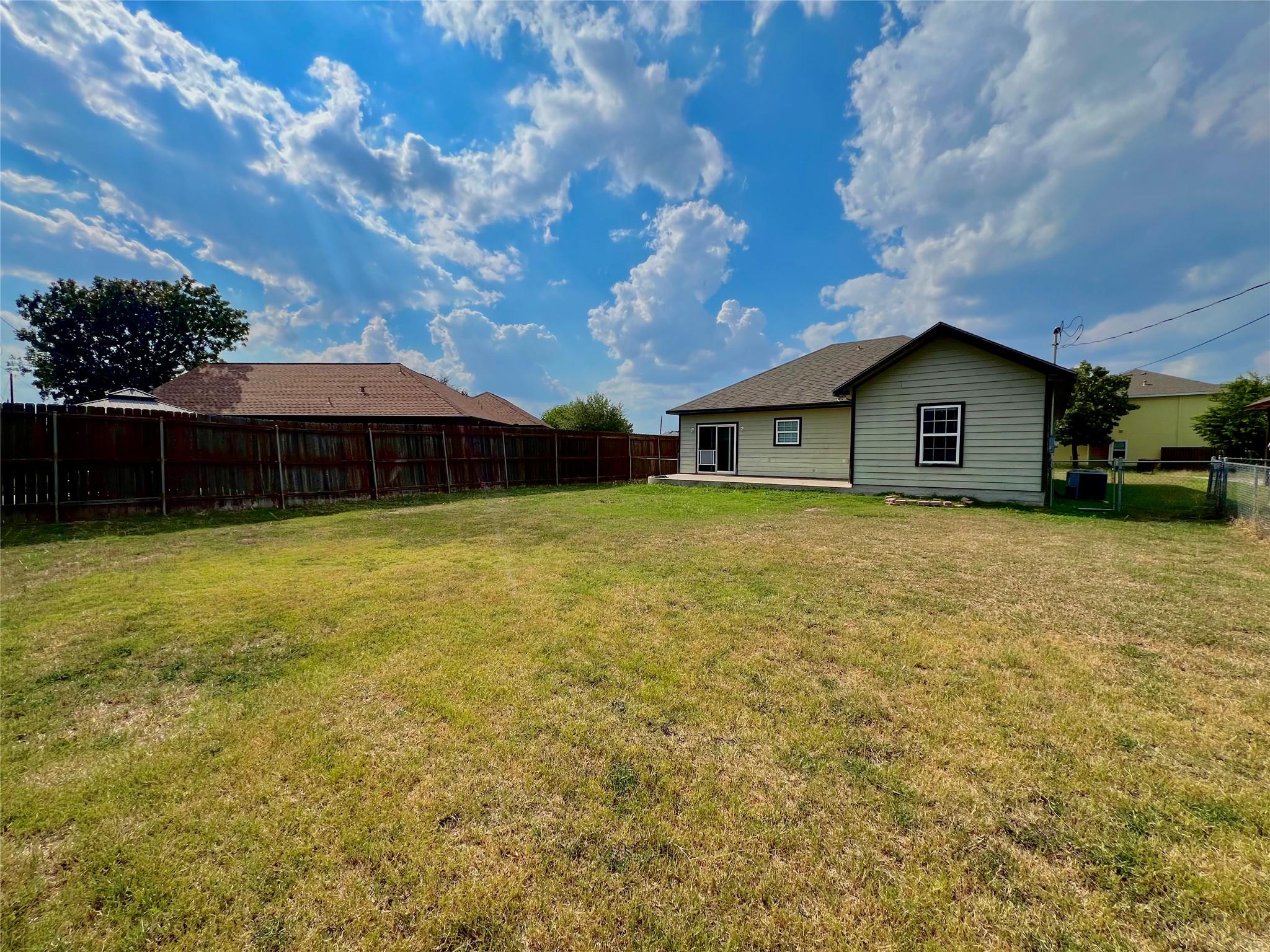 1295 Harper Trl, Lockhart, TX 78644