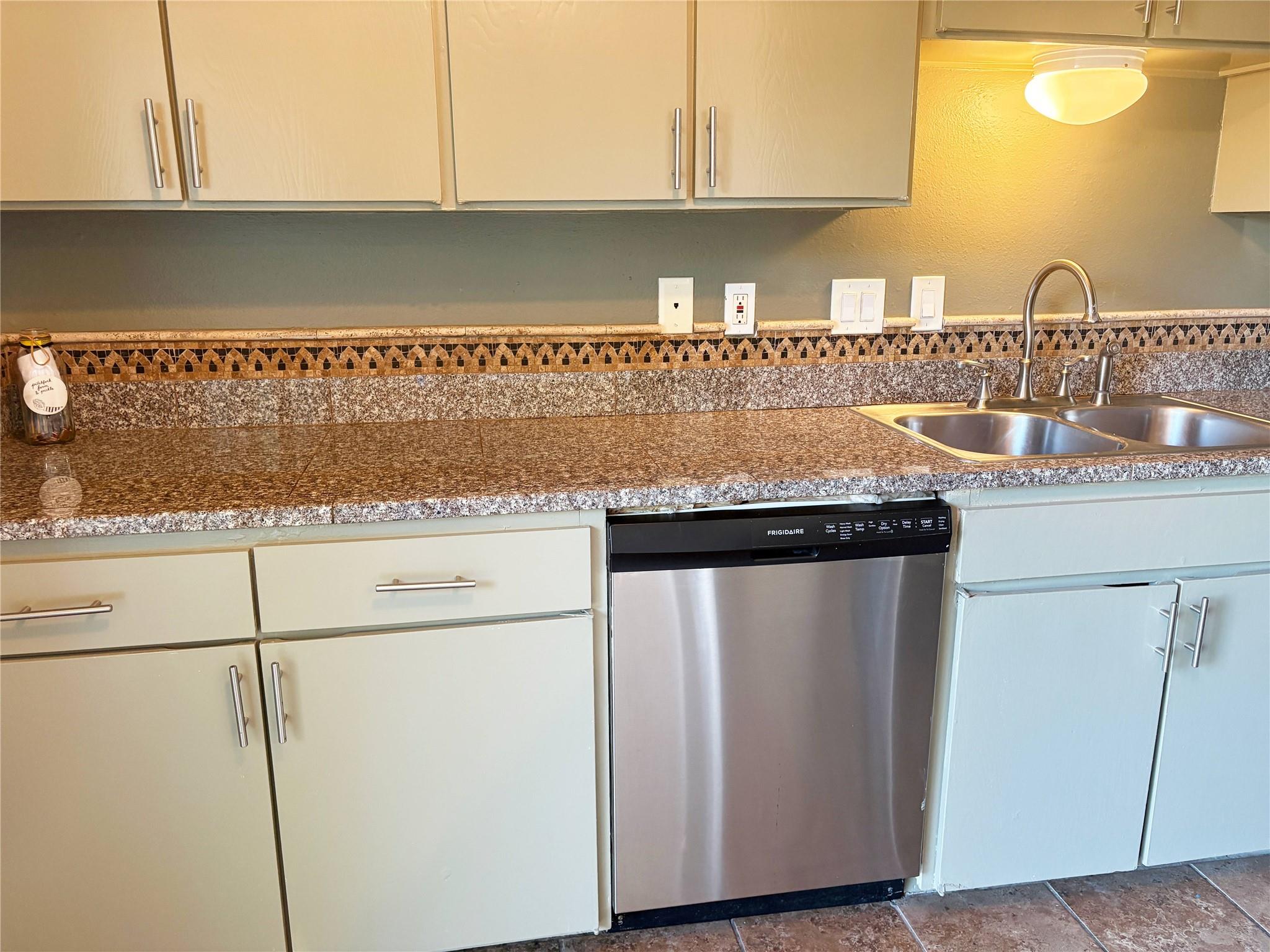 620 S 1st St # 201, Austin, TX 78704