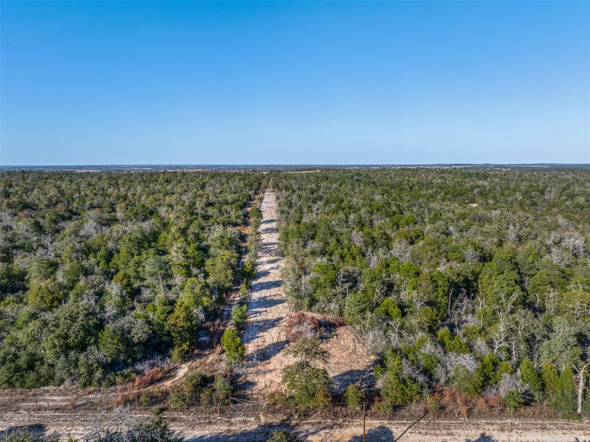 555 Altamira Ln, Dale, TX 78616