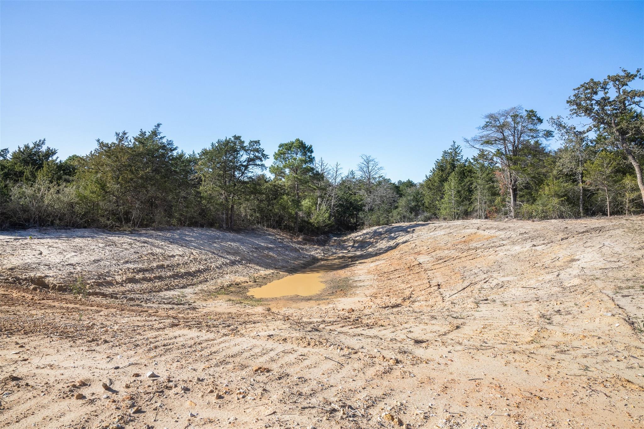 555 Altamira Ln, Dale, TX 78616