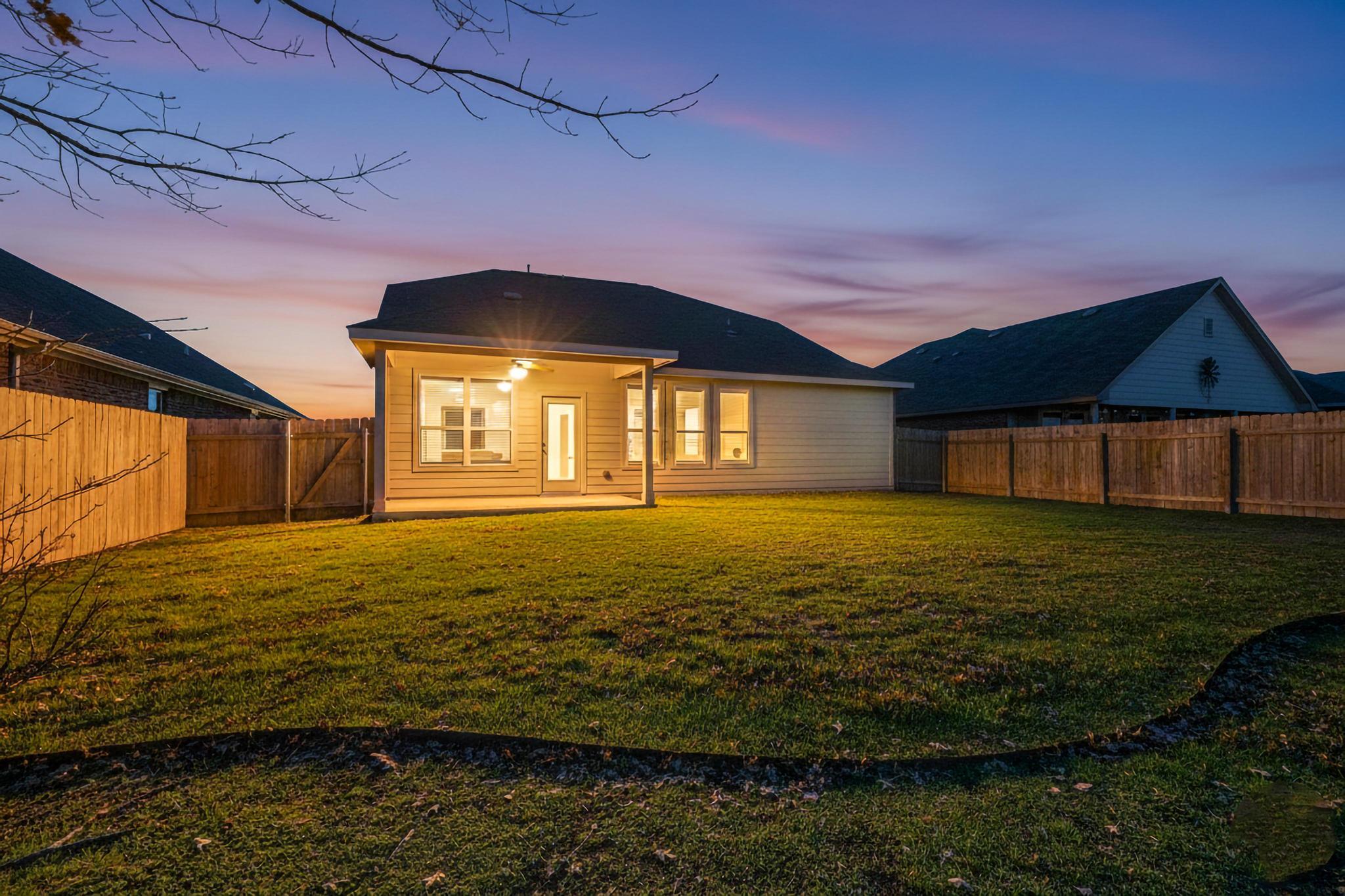 102 Plantain Dr, Hutto, TX 78634