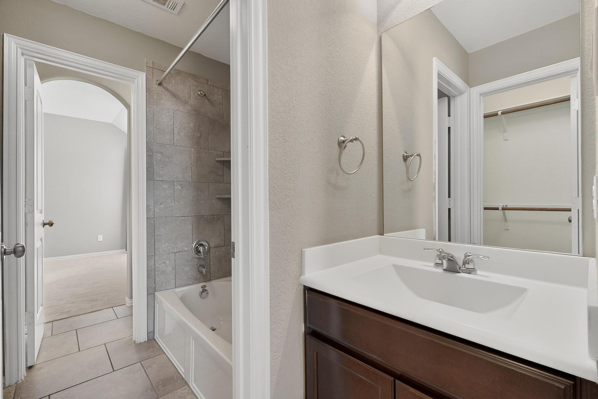 102 Plantain Dr, Hutto, TX 78634