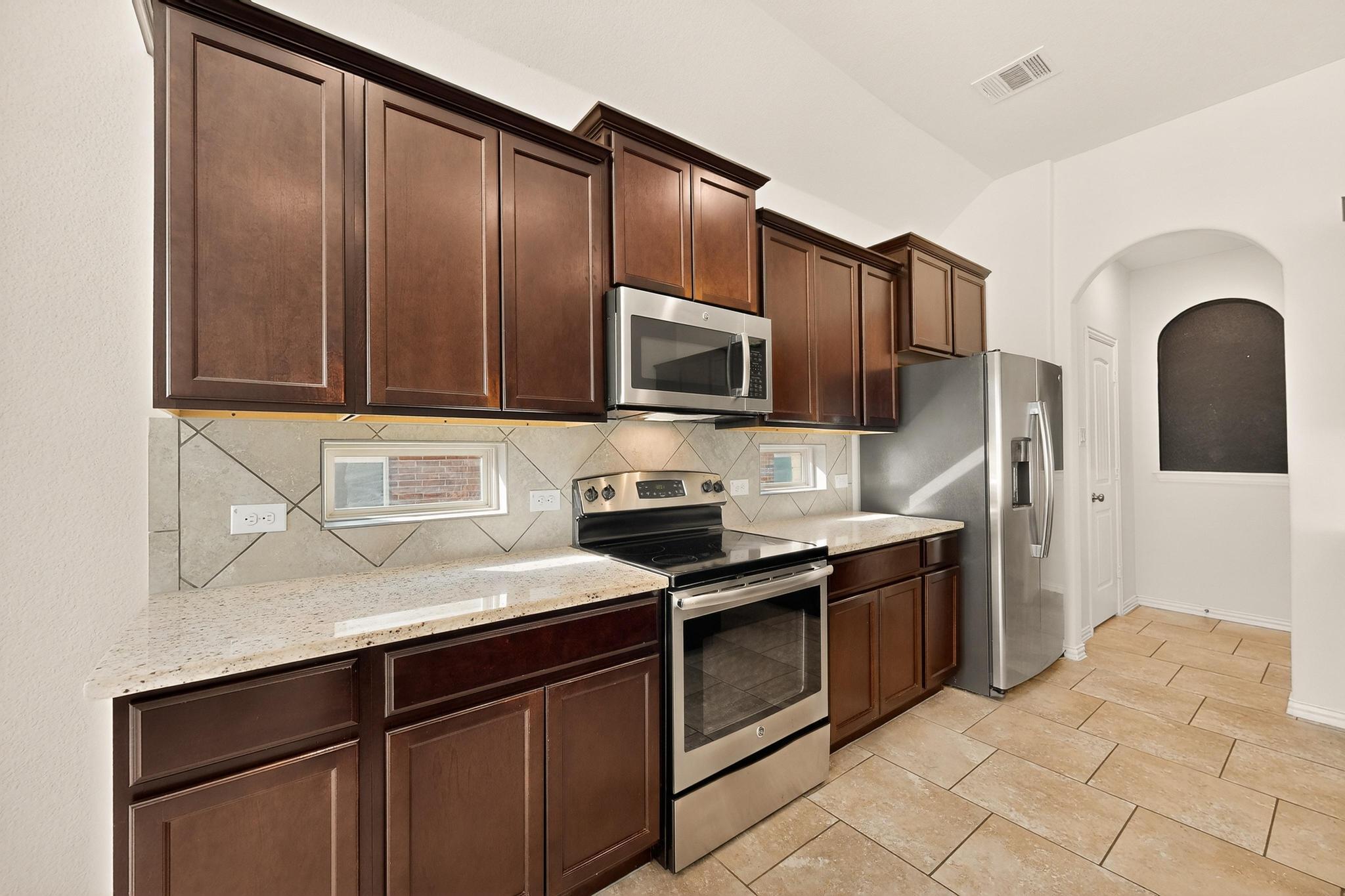 102 Plantain Dr, Hutto, TX 78634