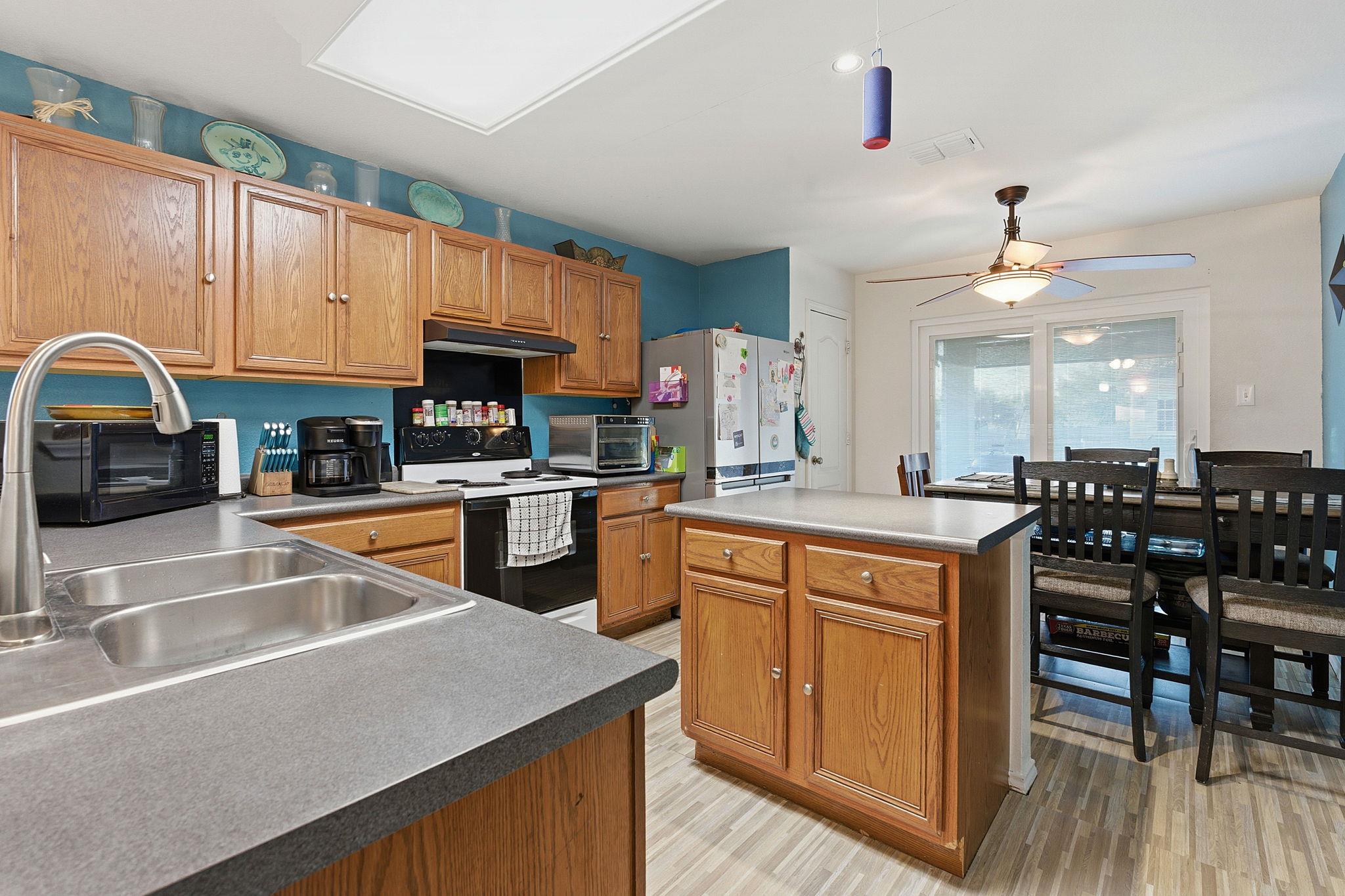 5628 SE Sunday Silence Dr, Del Valle, TX 78617