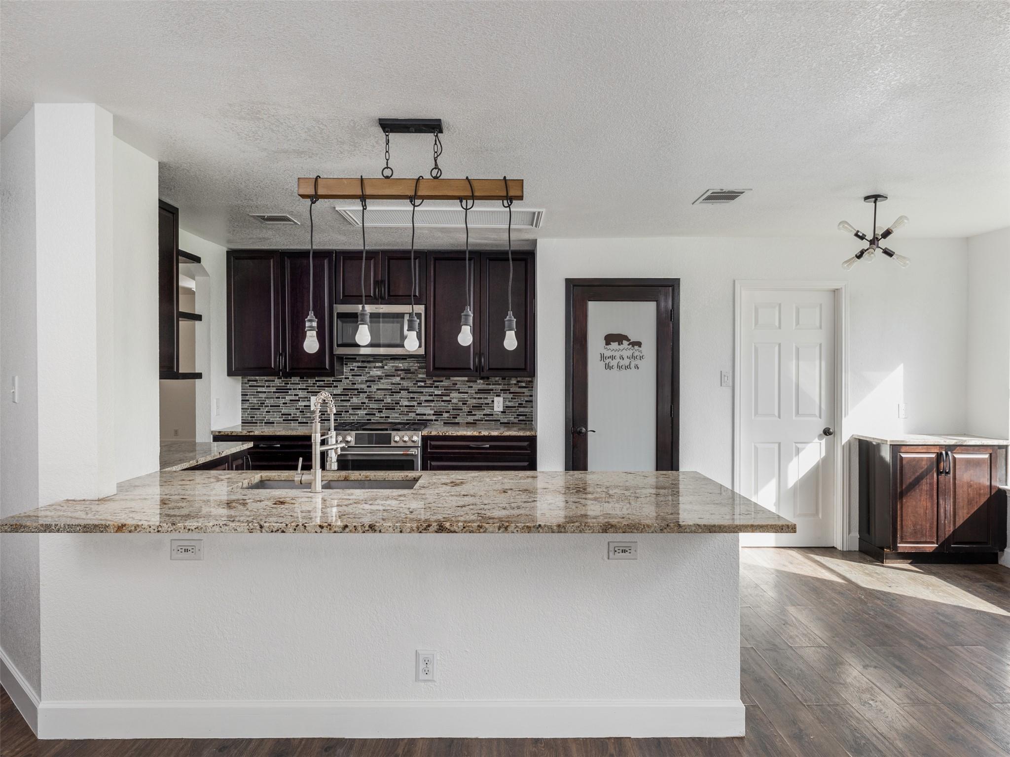 102 Erin Cv, Hutto, TX 78634