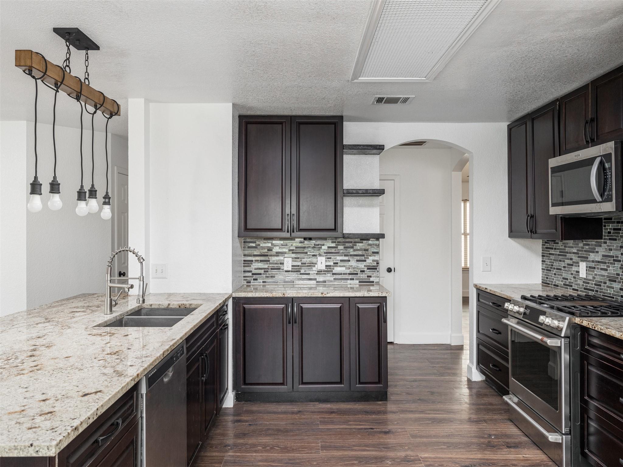 102 Erin Cv, Hutto, TX 78634