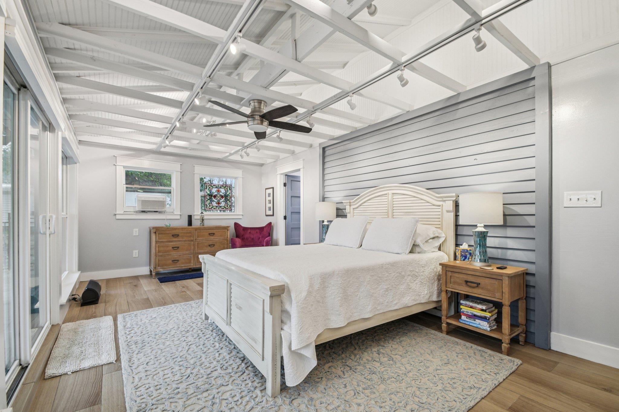 902 Turney St, Smithville, TX 78957